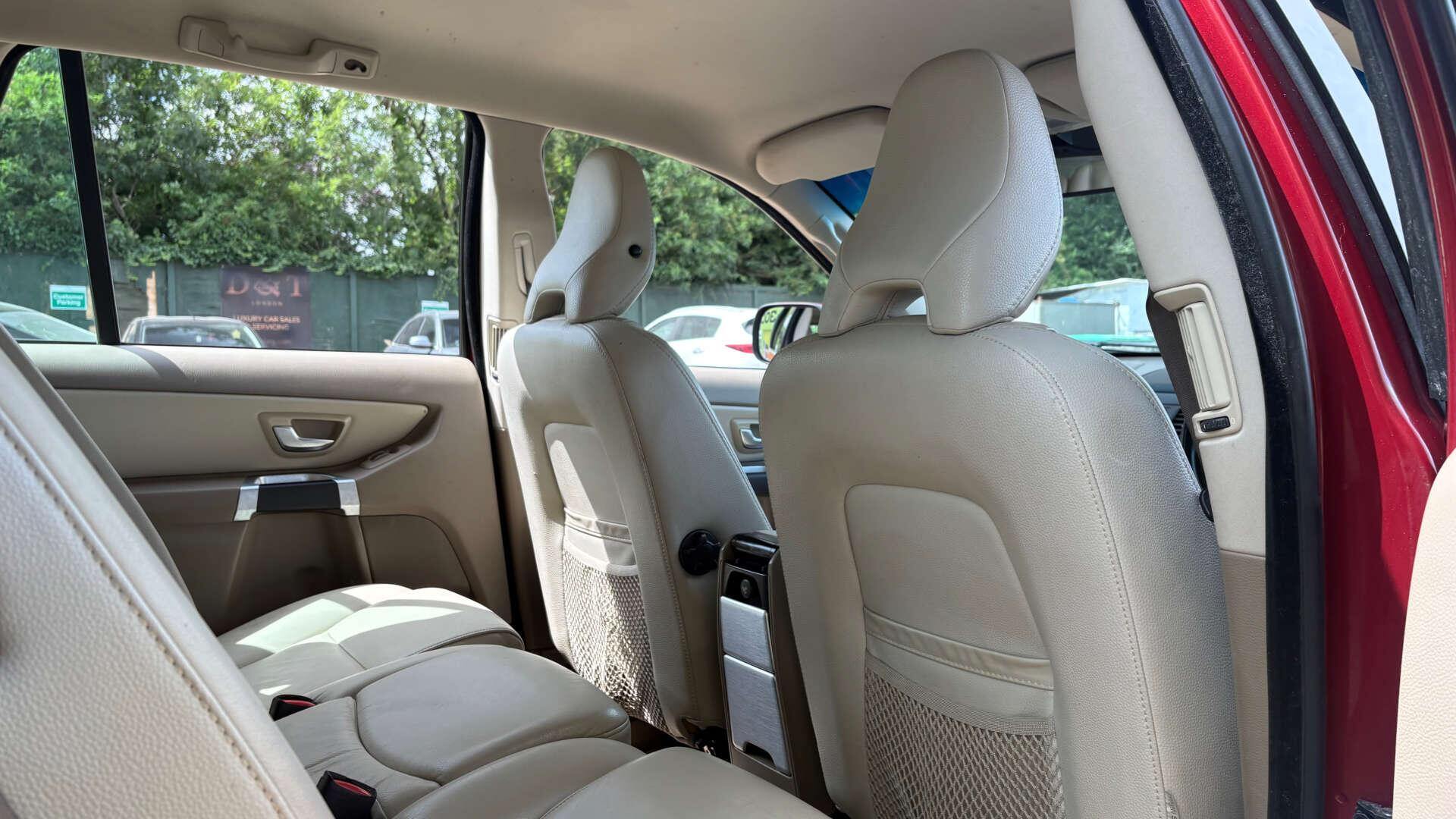 Volvo XC90 view 8