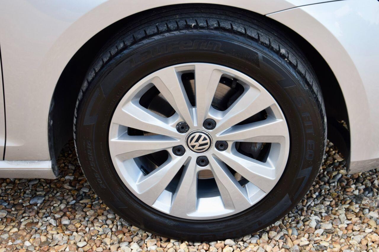Volkswagen Golf view 19