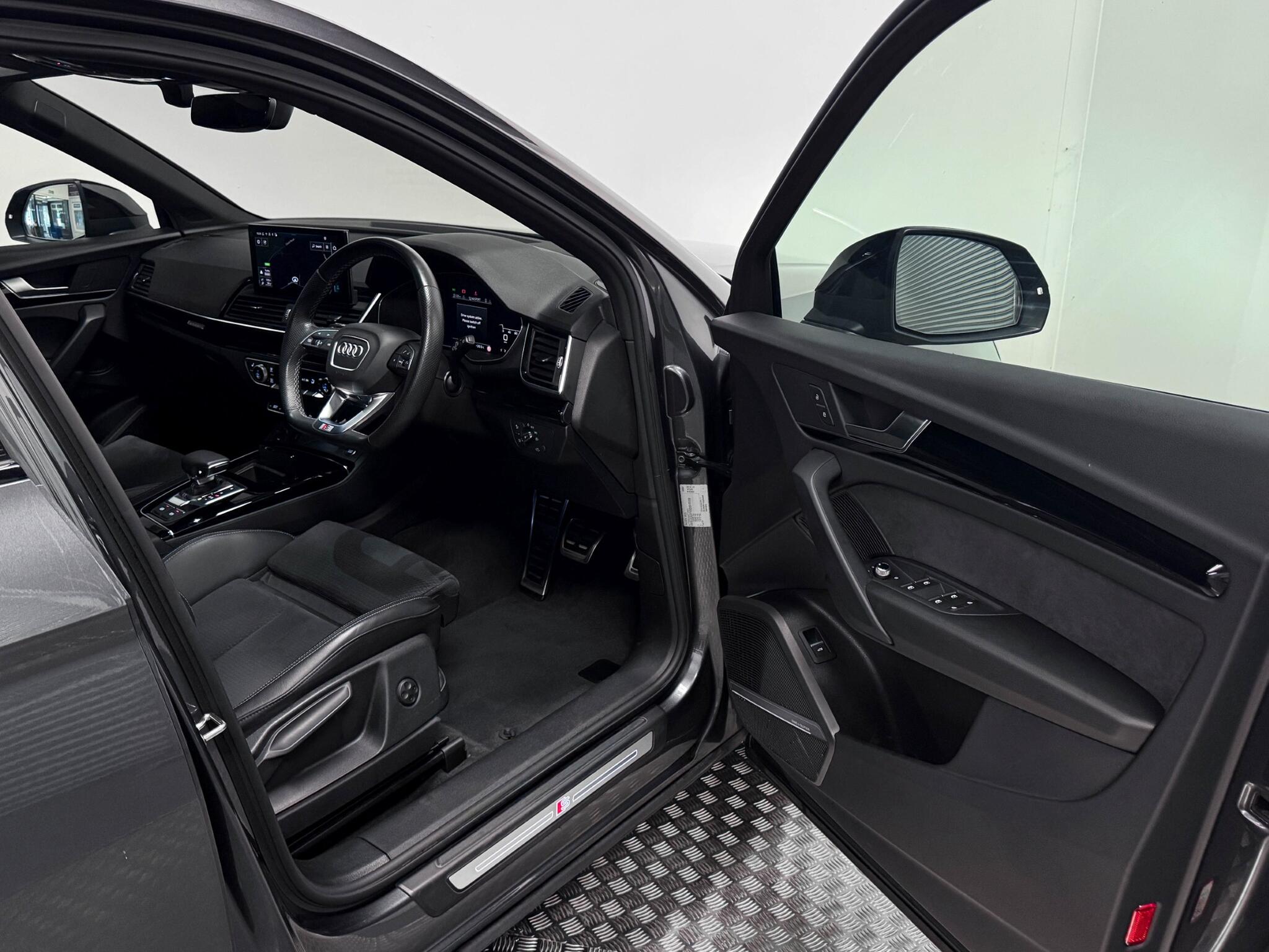Audi Q5 view 18