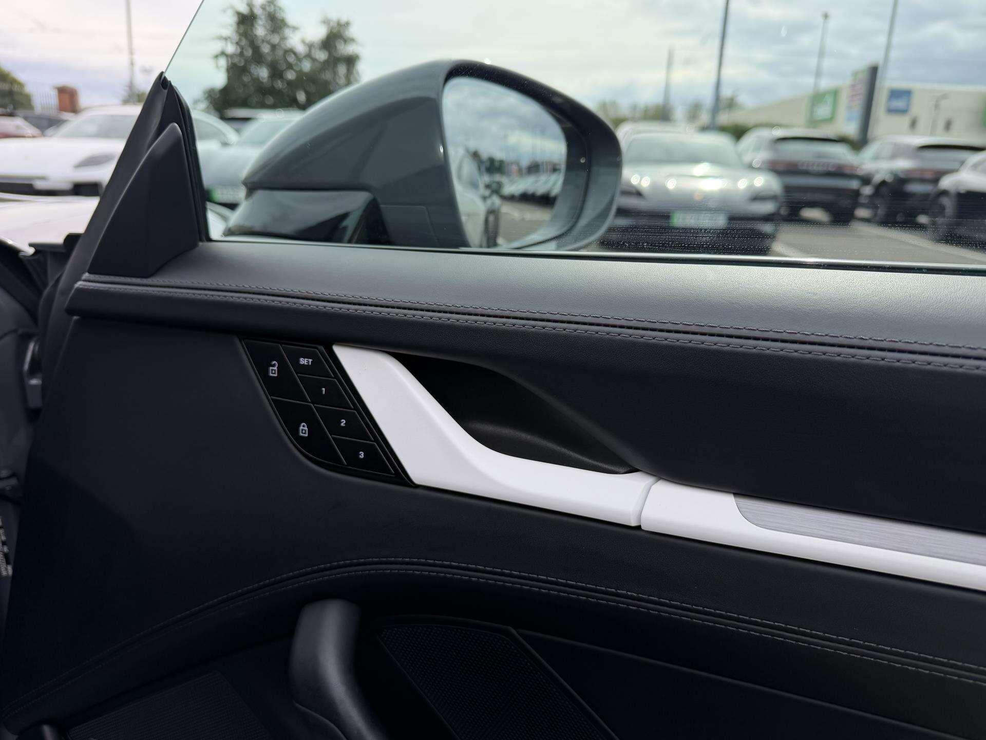 Porsche 911 view 30