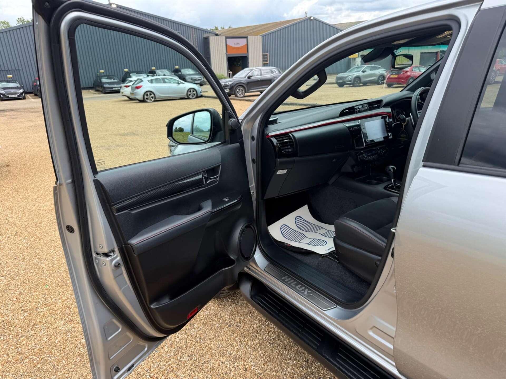 Toyota Hilux view 25