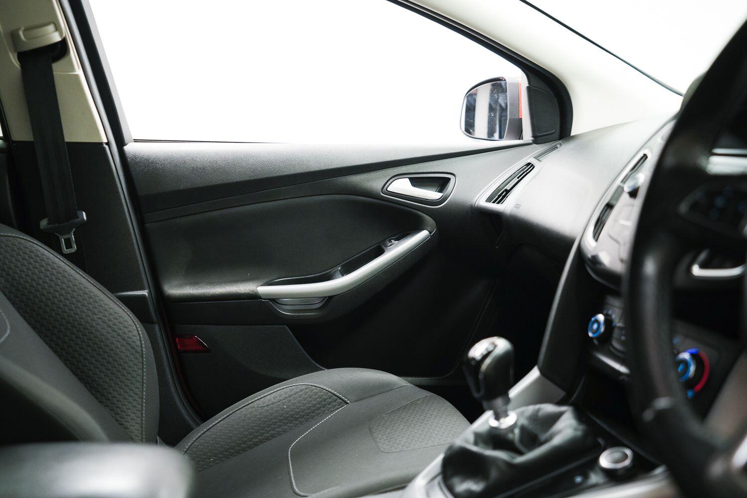 Ford Focus view 19