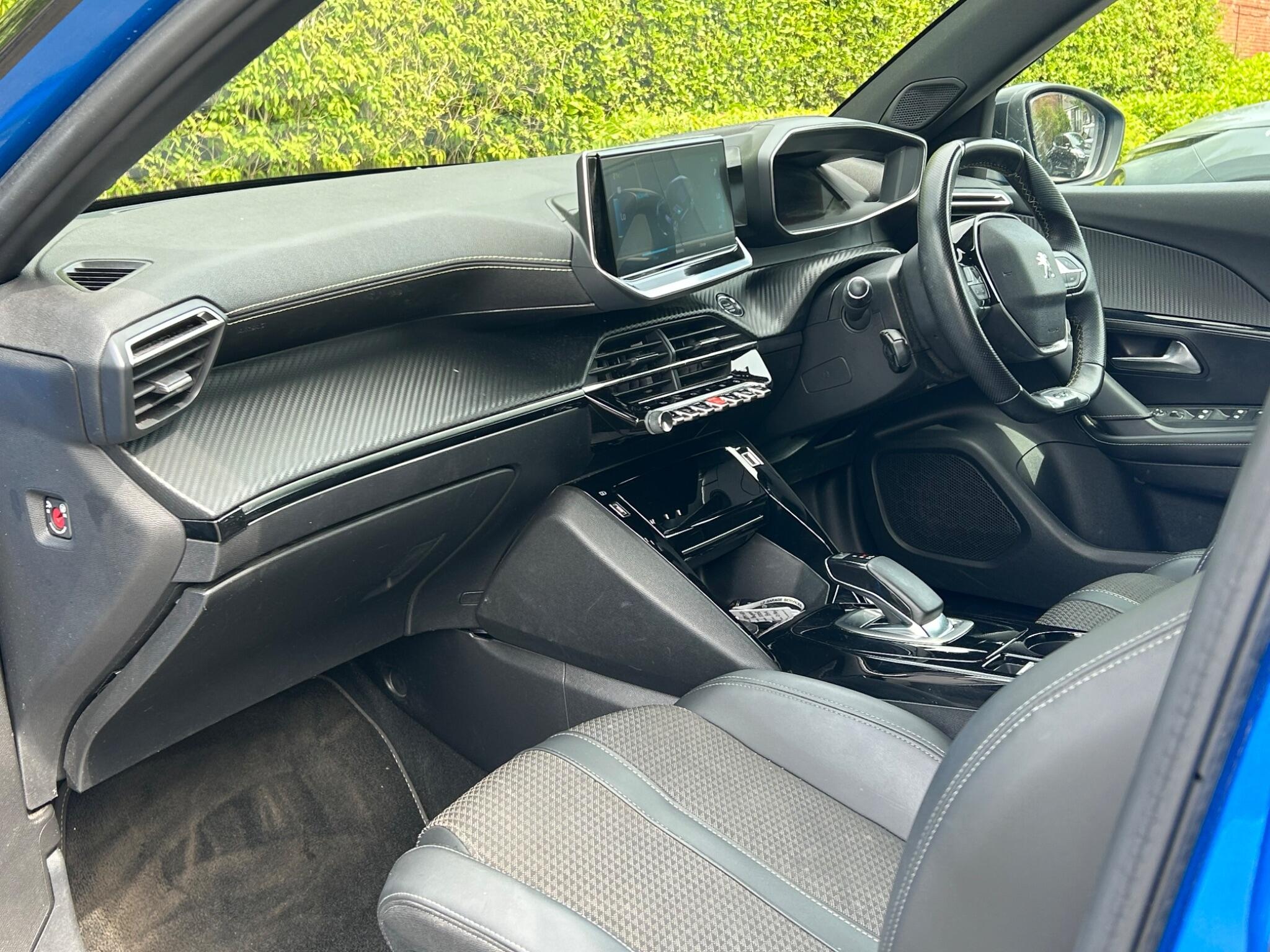 Peugeot E-2008 view 12