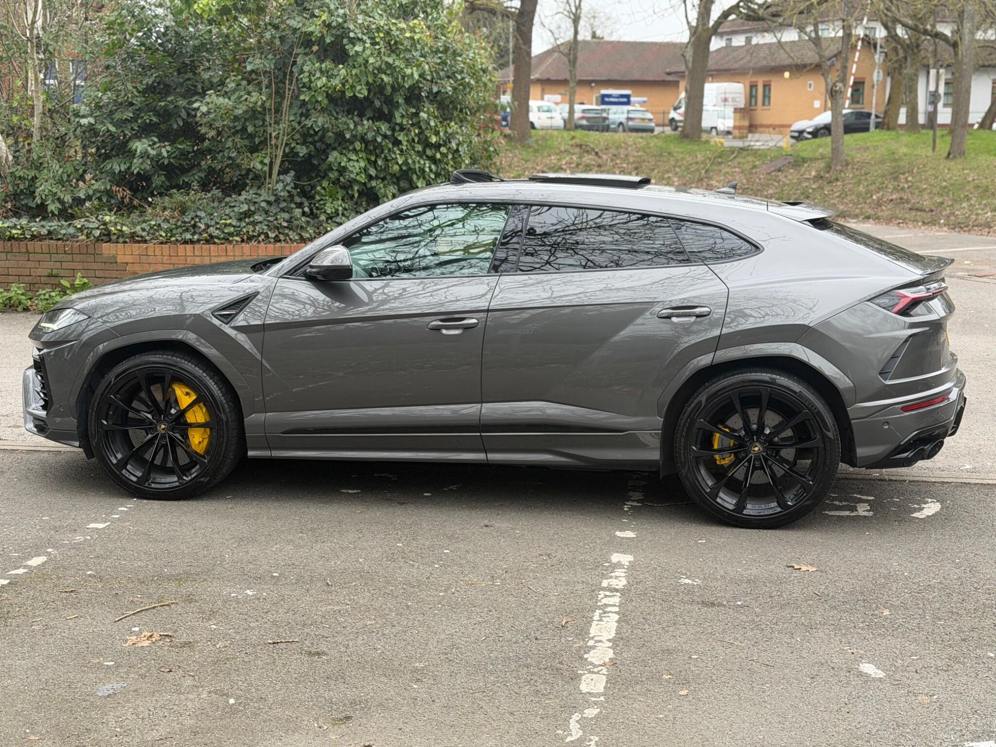 Lamborghini Urus view 7