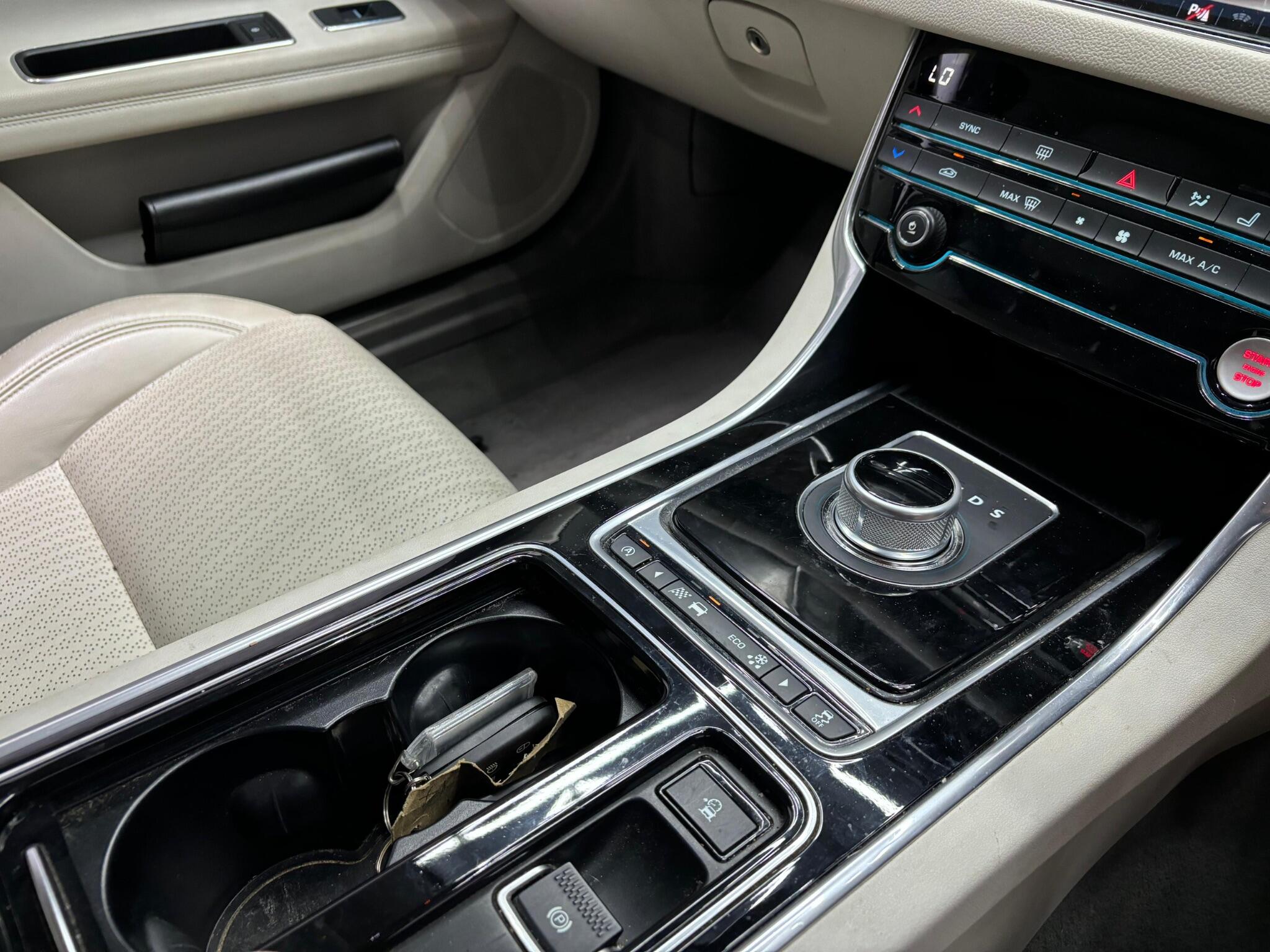 Jaguar XF view 16