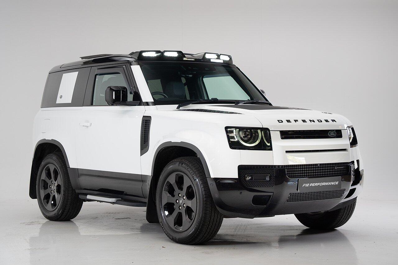 Land Rover Defender 90 view 5