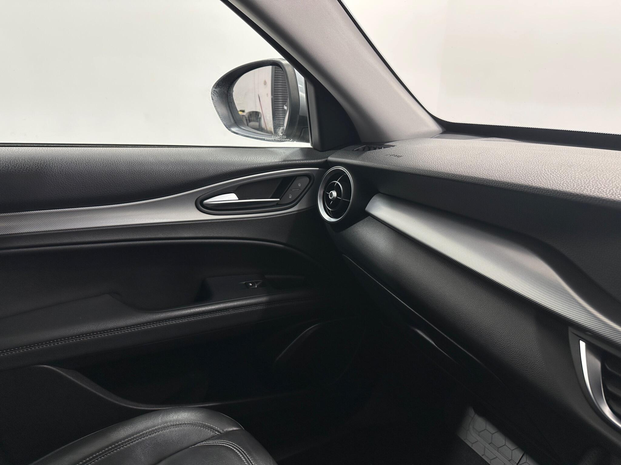 Alfa Romeo Stelvio view 27
