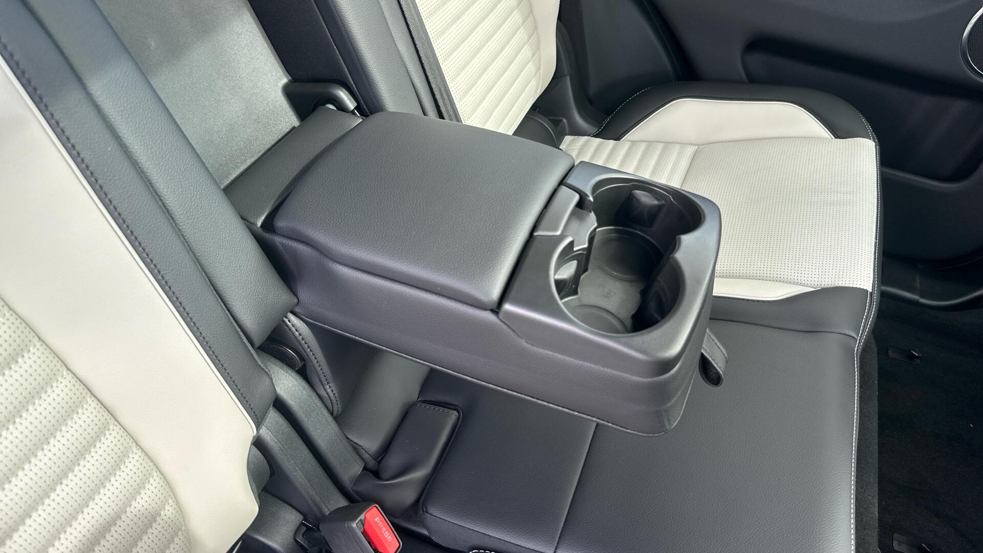 Land Rover Discovery Sport view 32