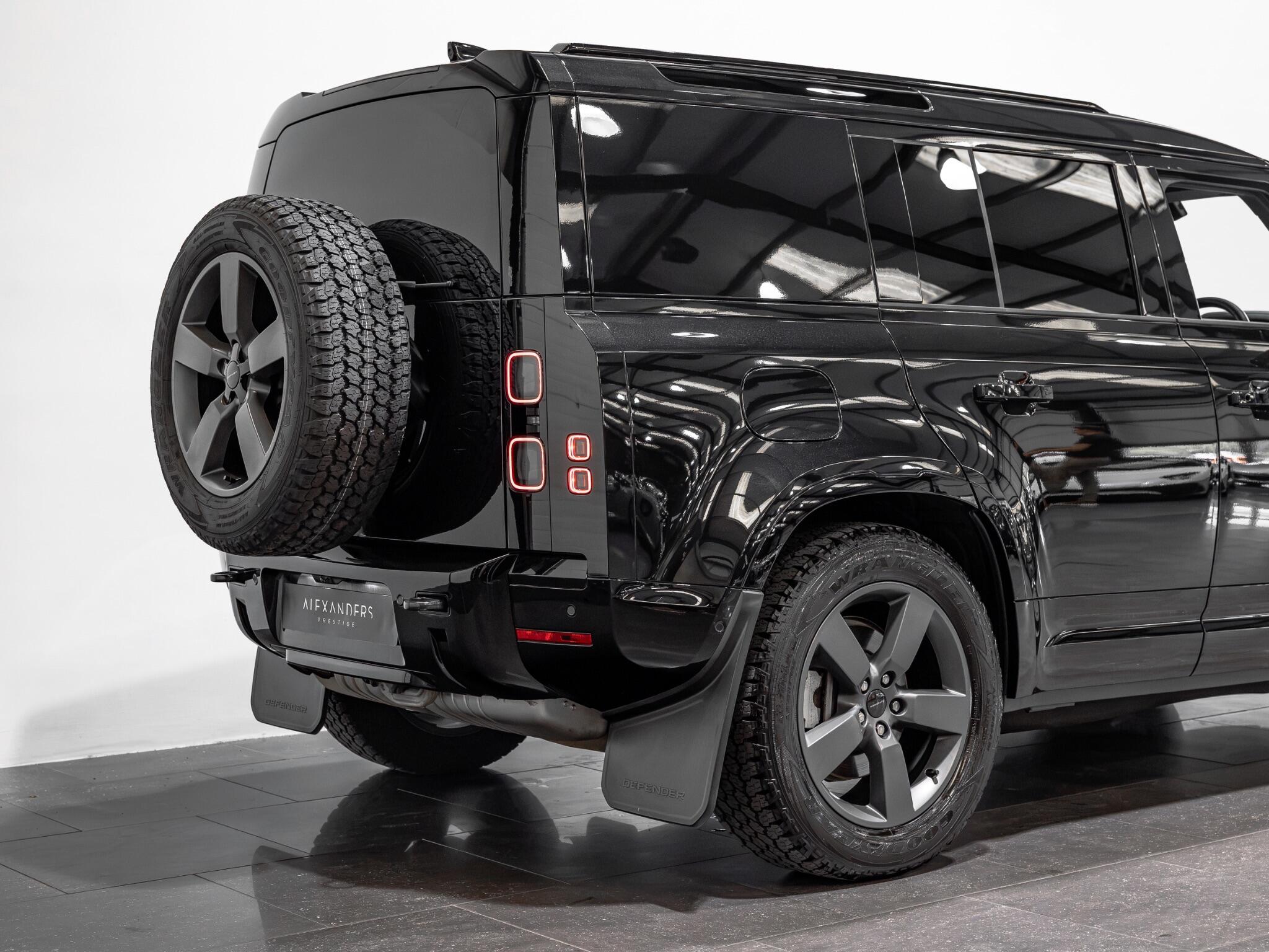 Land Rover Defender 110 view 12