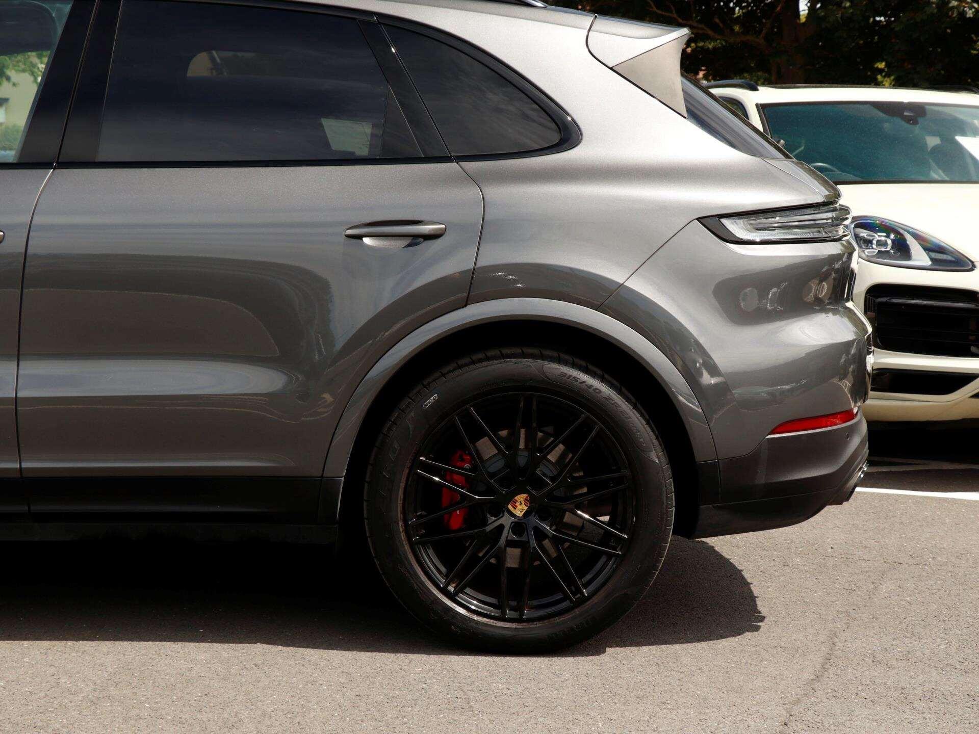 Porsche Cayenne view 29