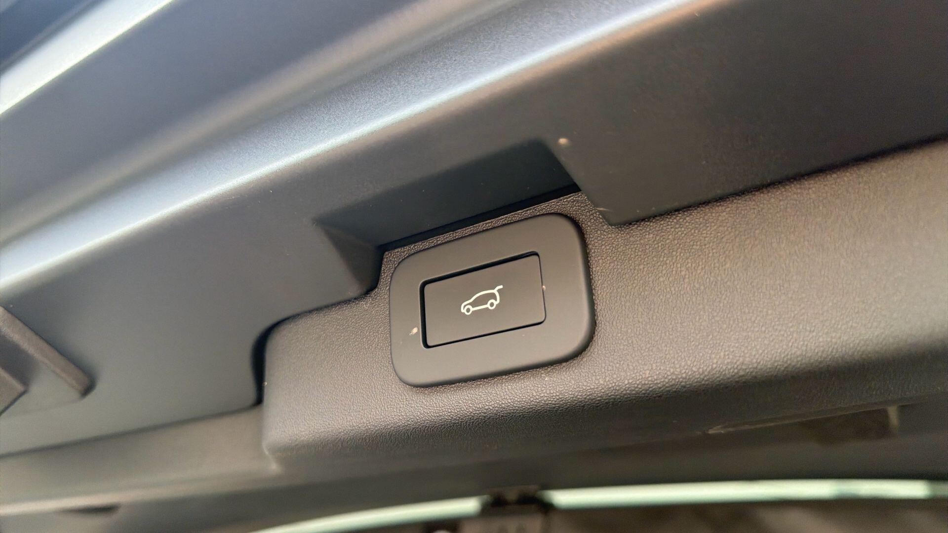 Land Rover Discovery view 16
