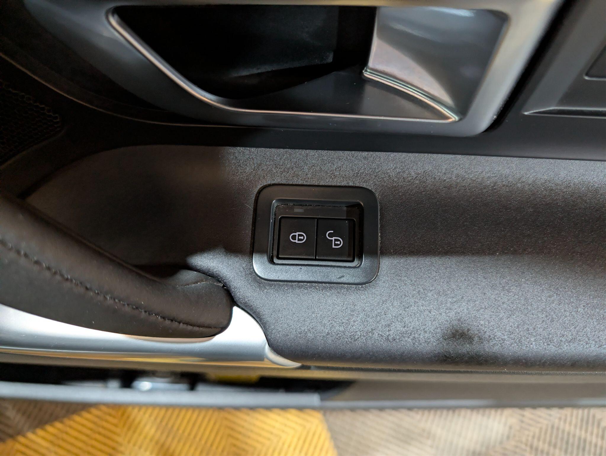 Land Rover Discovery Sport view 32