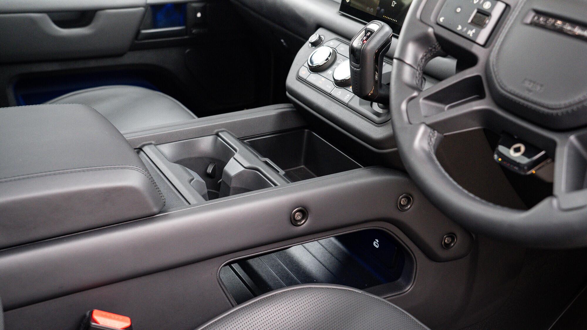 Land Rover Defender 110 view 44