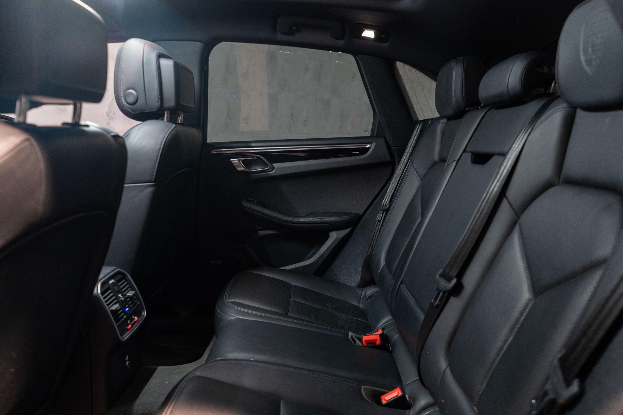 Porsche Macan view 14