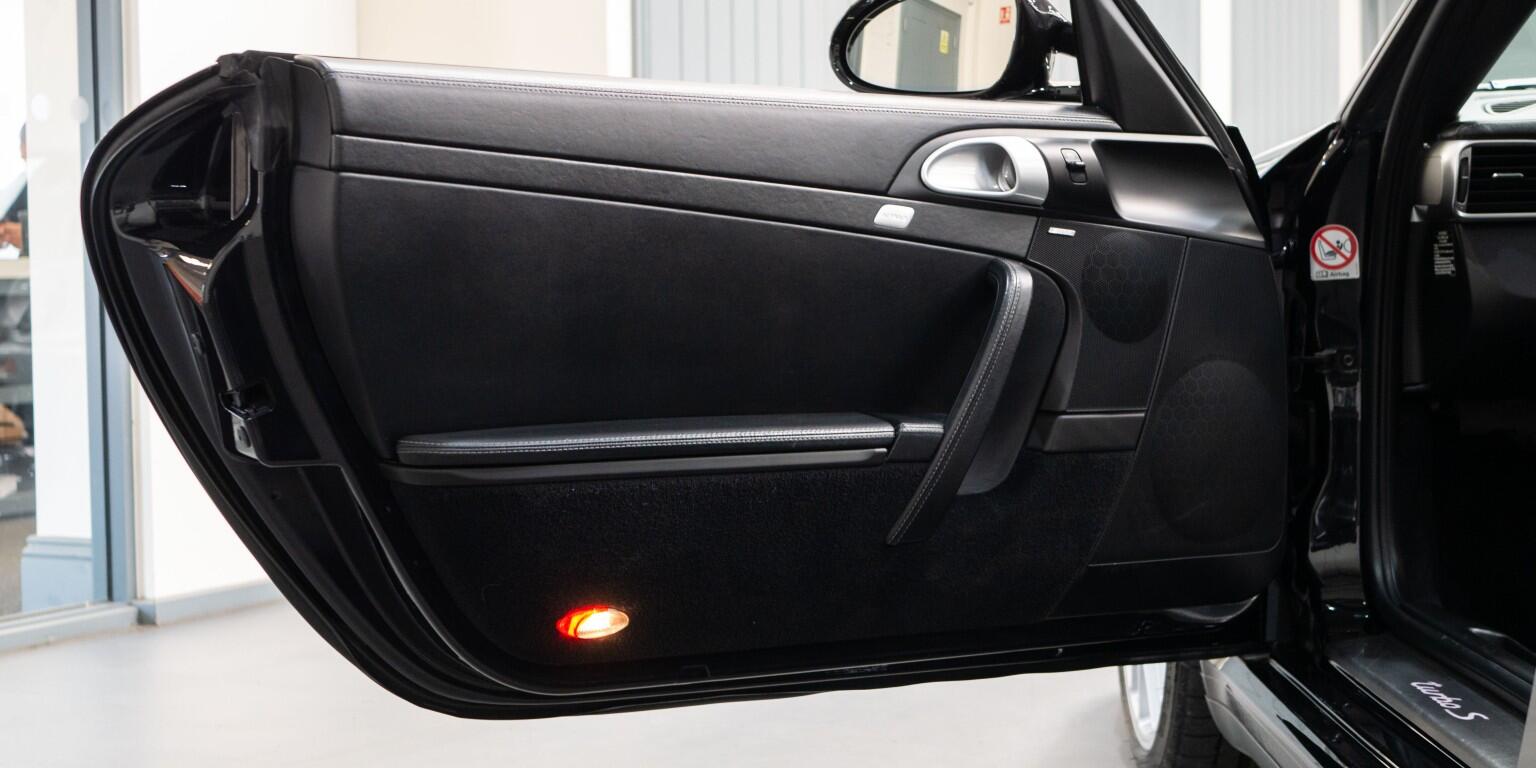 Porsche 911 view 31
