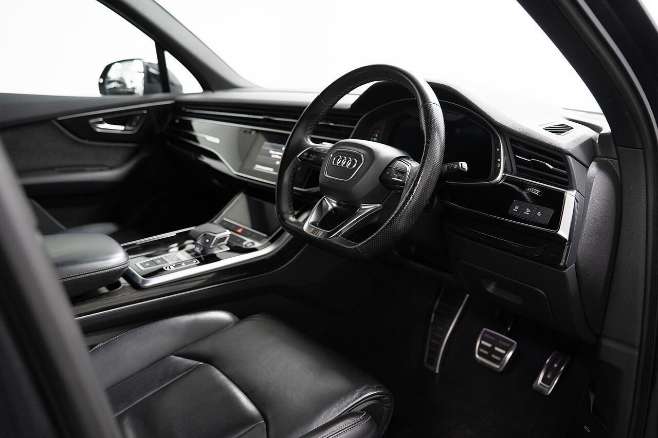 Audi Q7 view 4