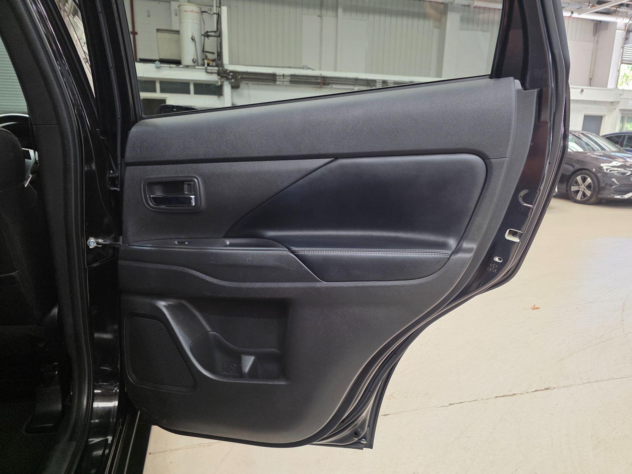 Mitsubishi Outlander view 20