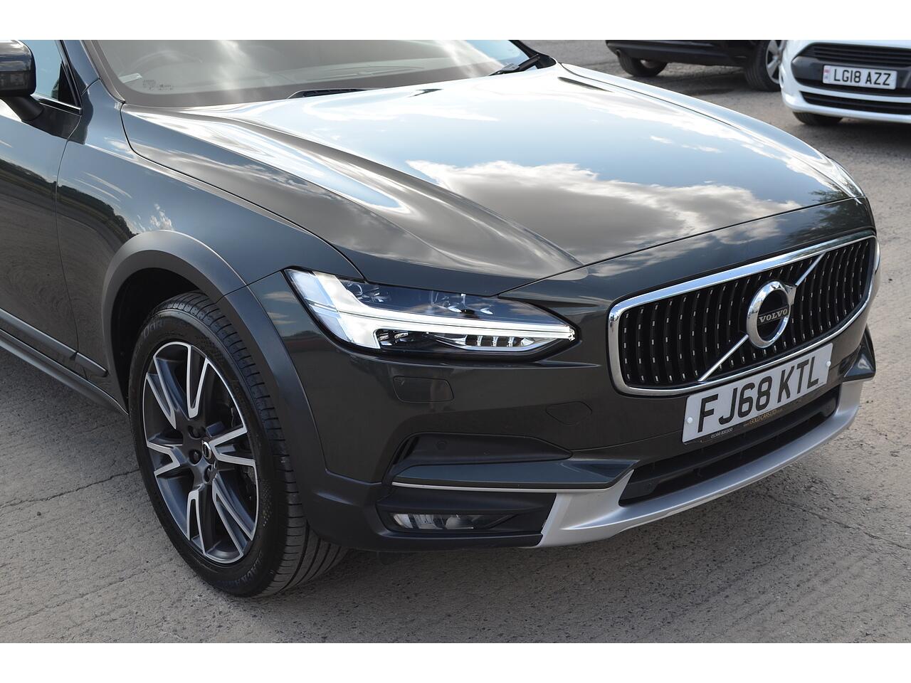 Volvo V90 Cross Country view 41