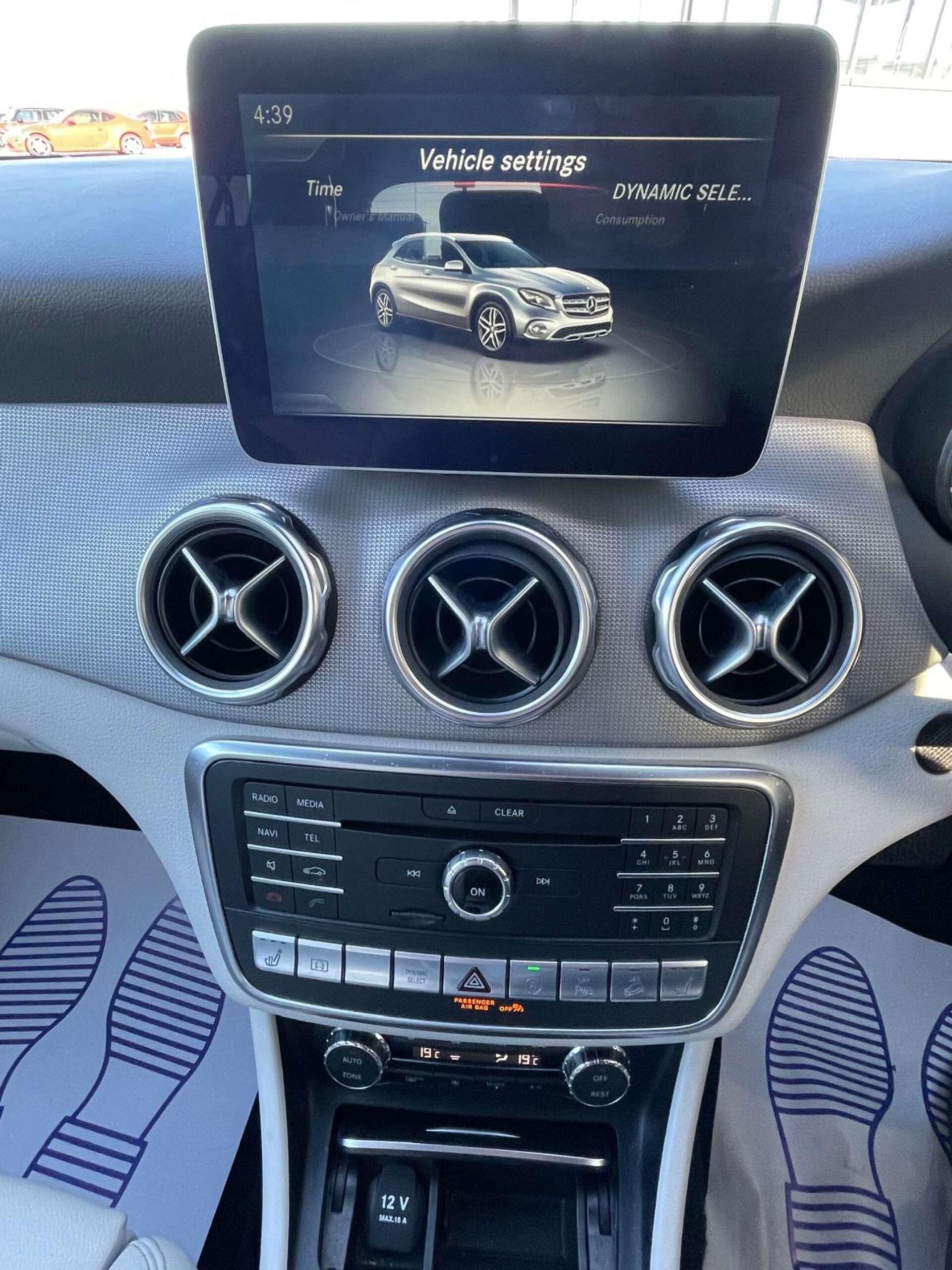 Mercedes-Benz Gla view 38