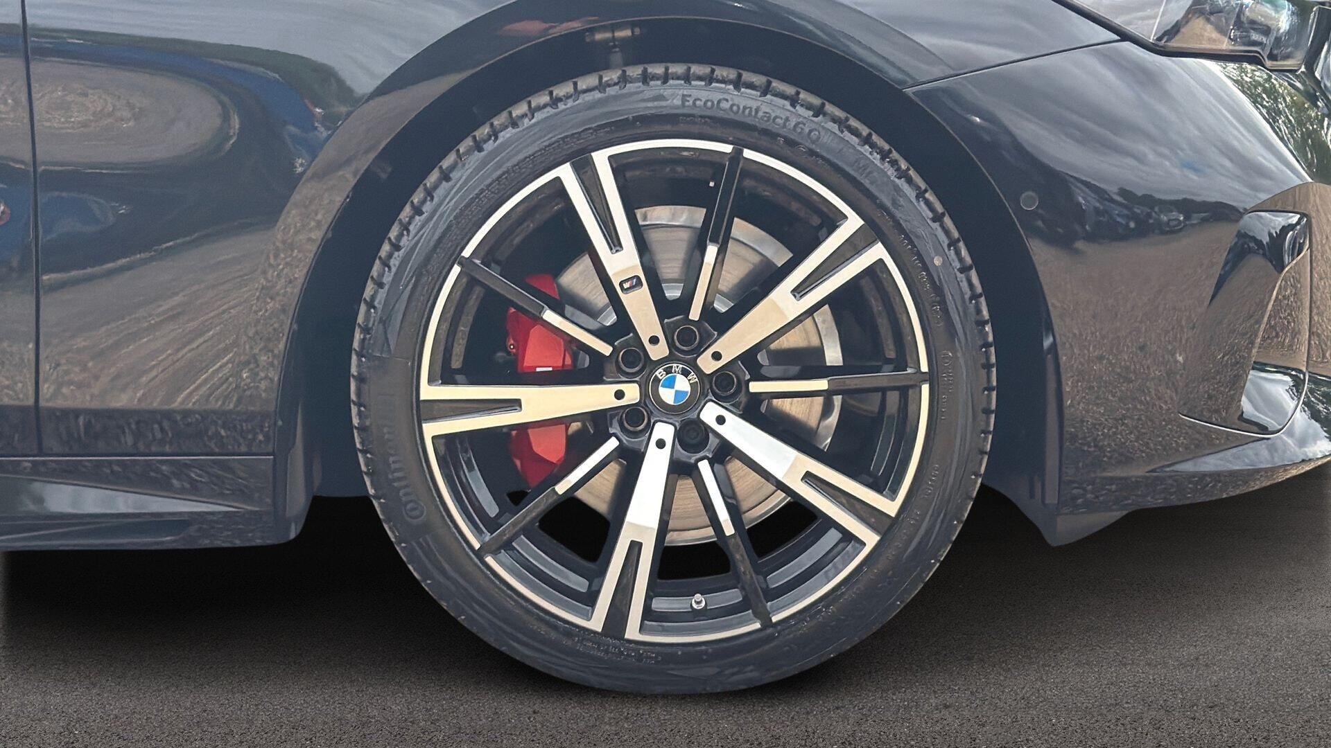 BMW 5 Series view 14
