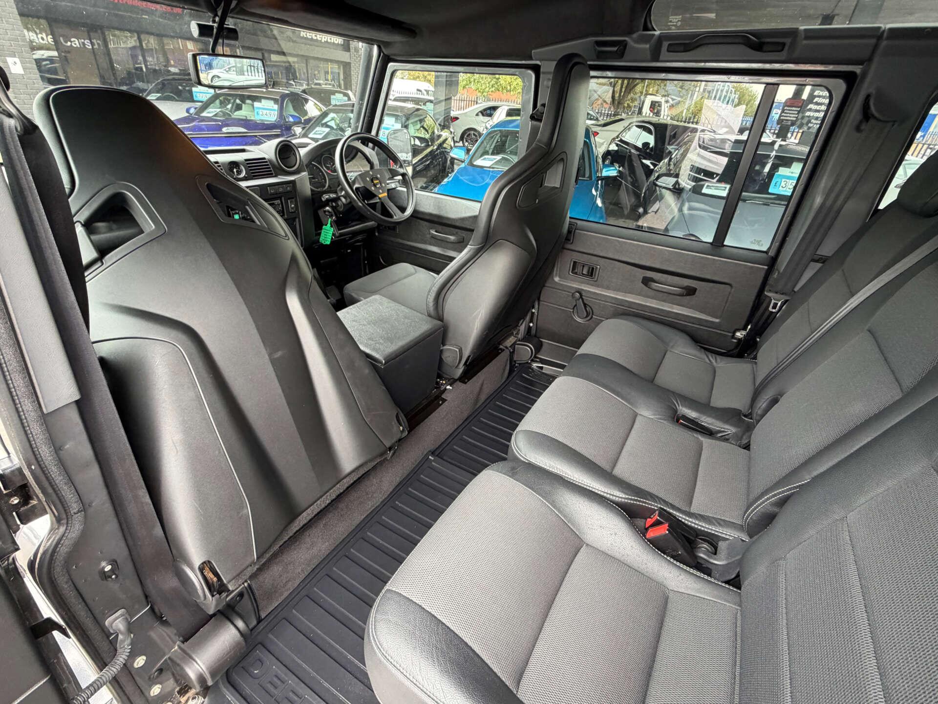 Land Rover Defender 110 view 19