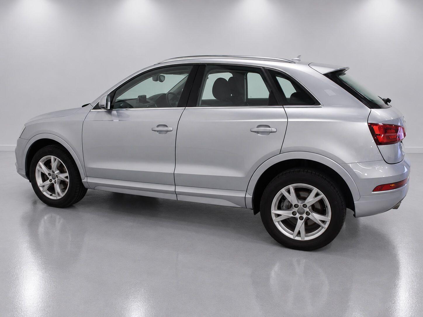 Audi Q3 view 10