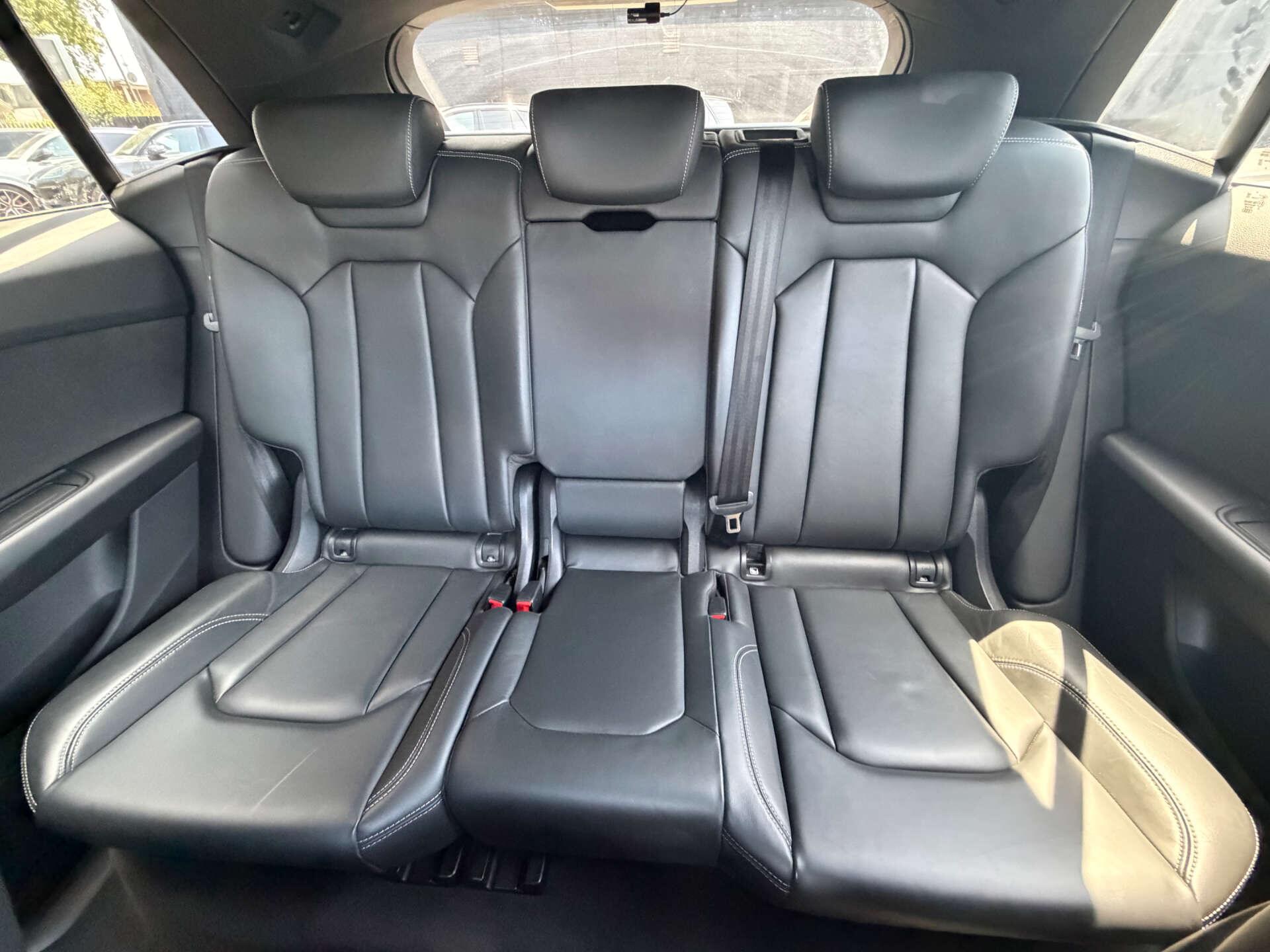 Audi Q8 view 28