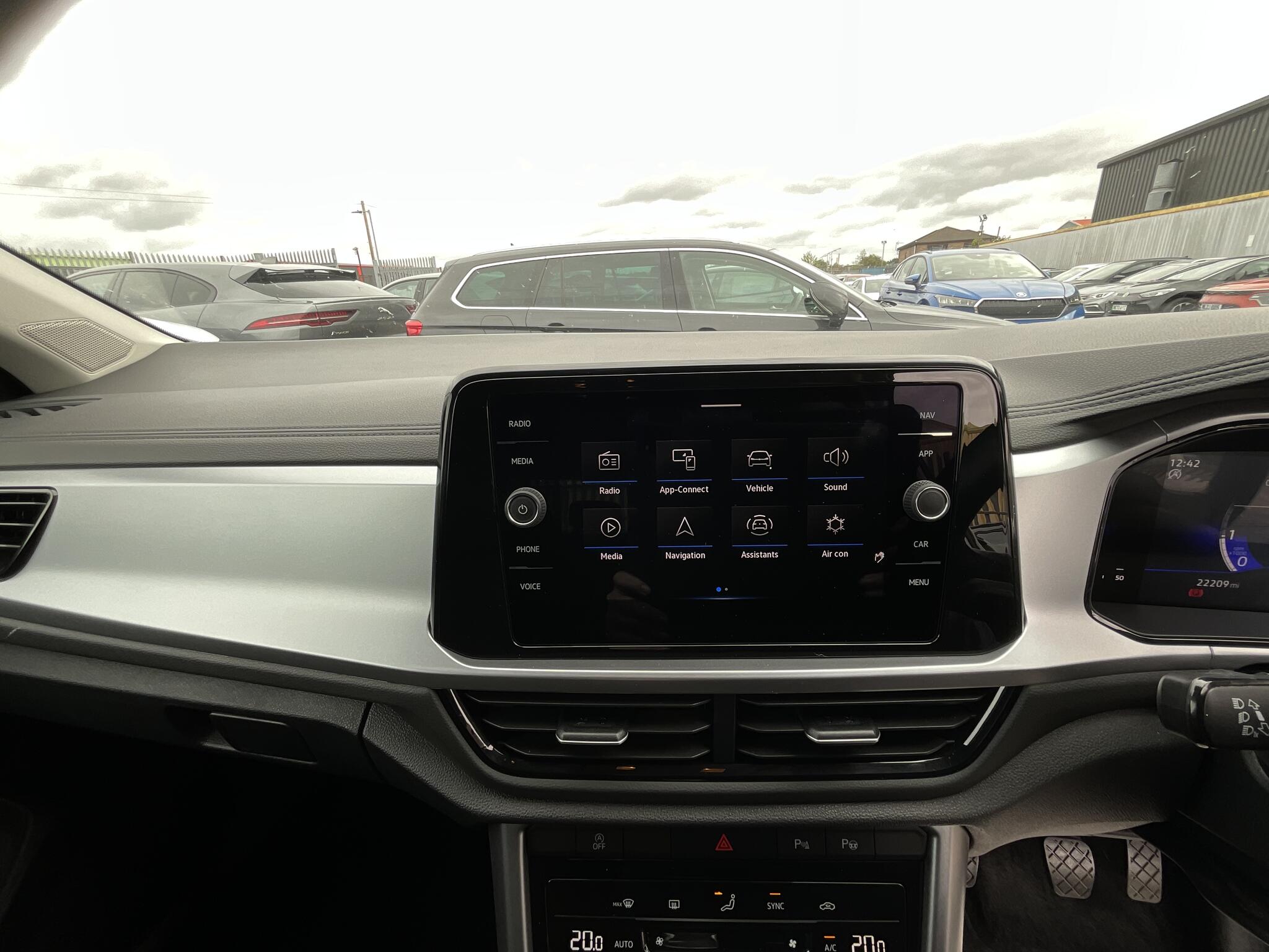 Volkswagen T-Roc view 31