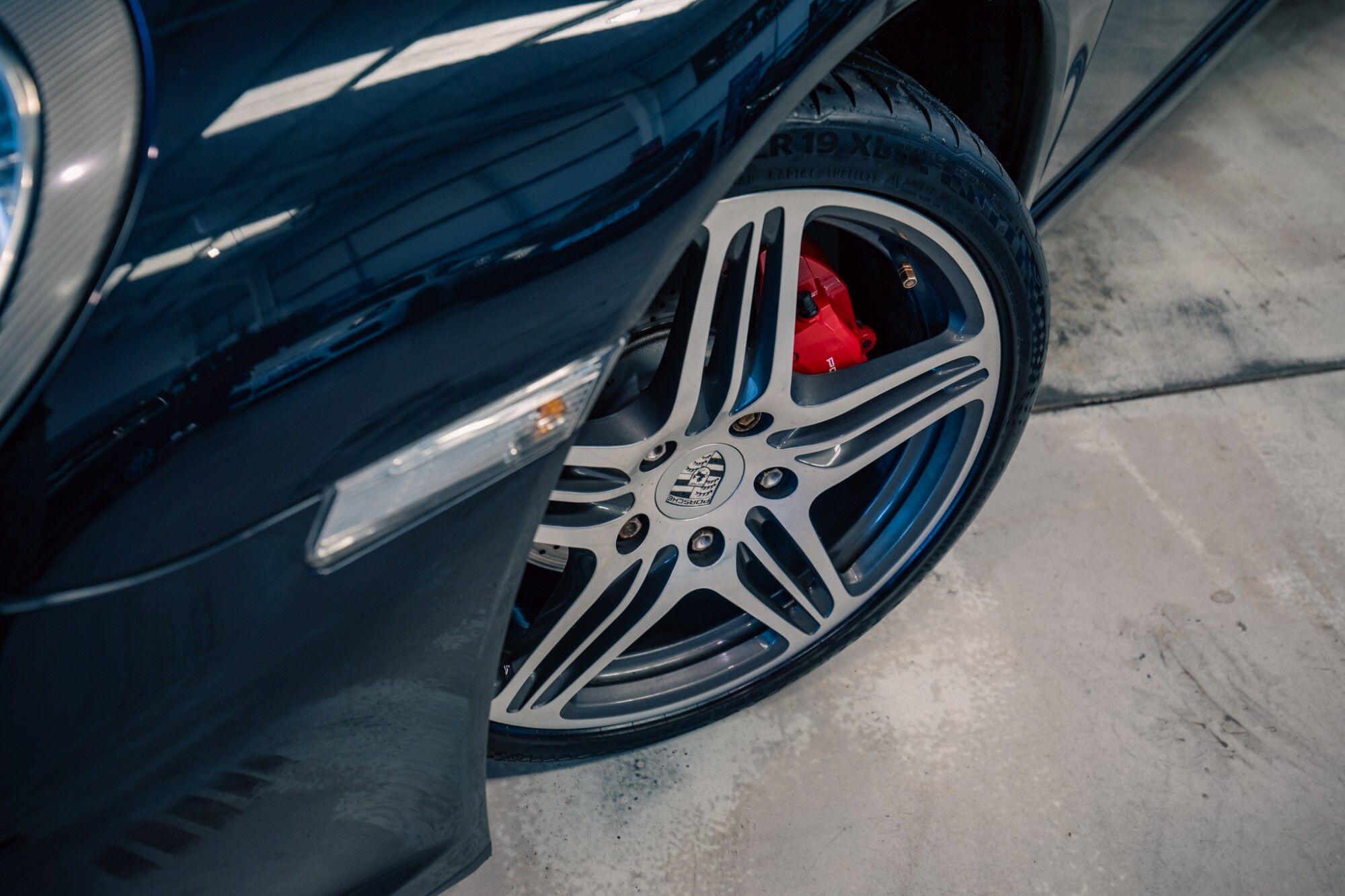 Porsche 911 view 8