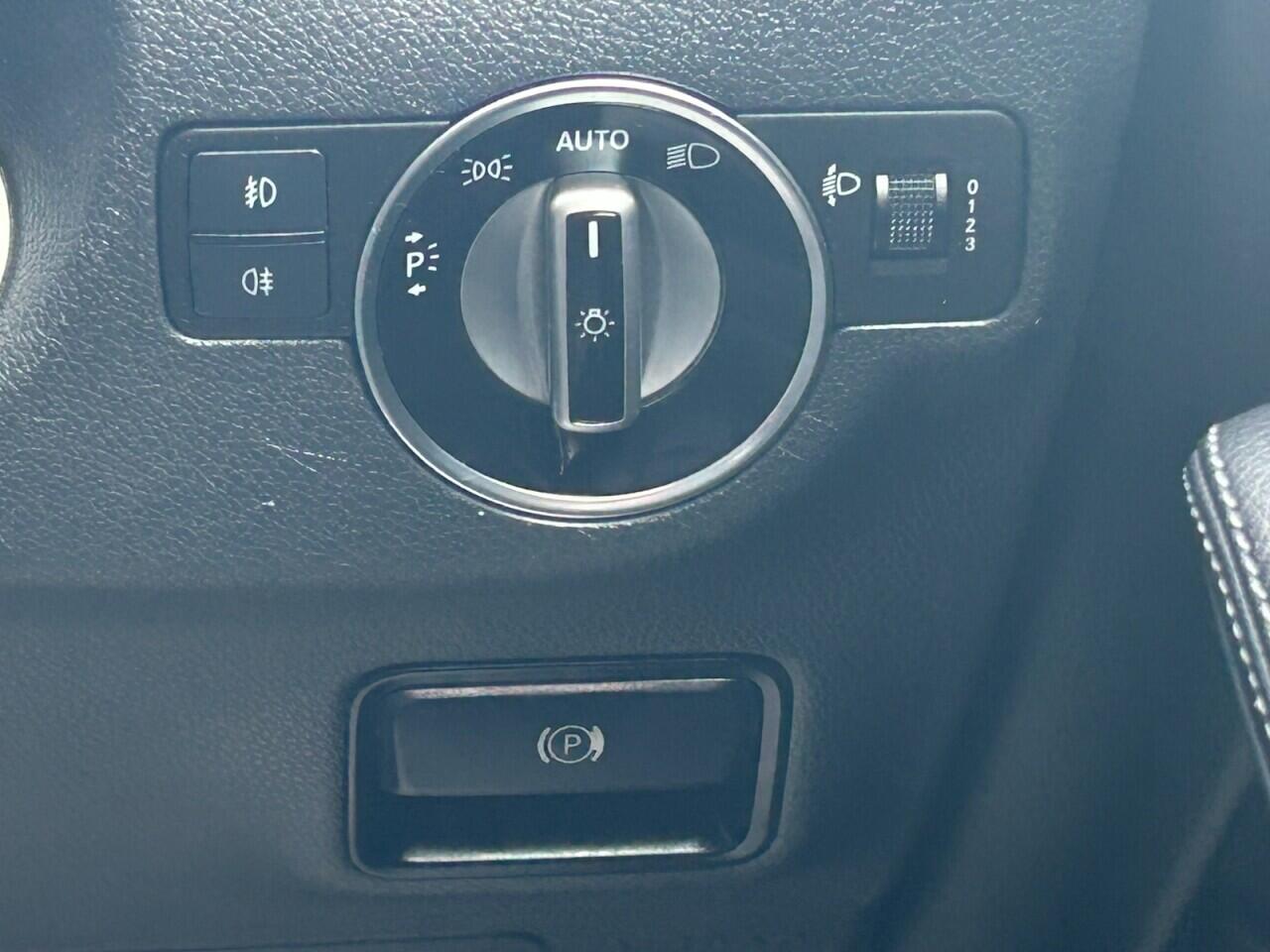 Mercedes-Benz GLA view 28