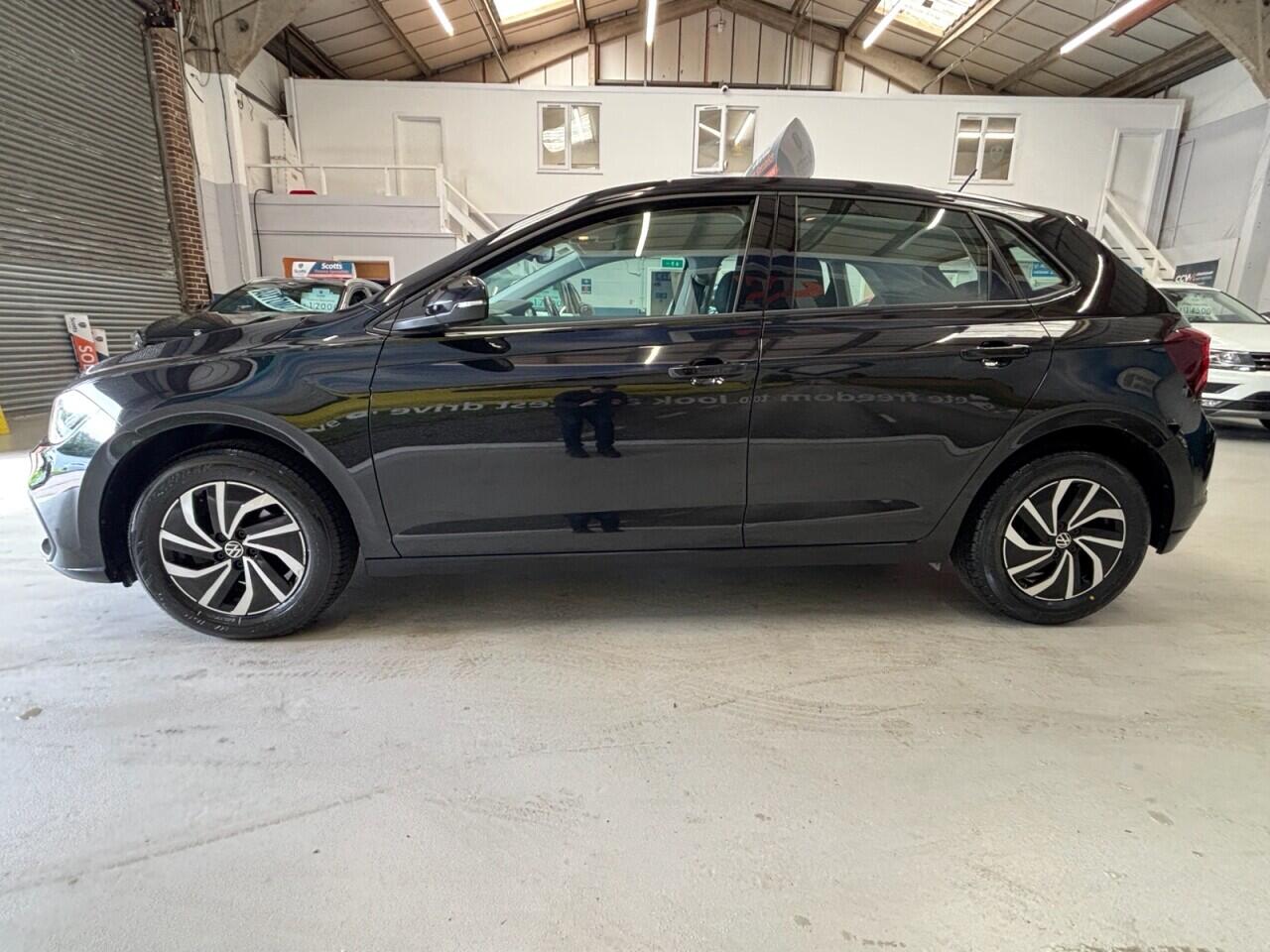 Volkswagen Polo view 8