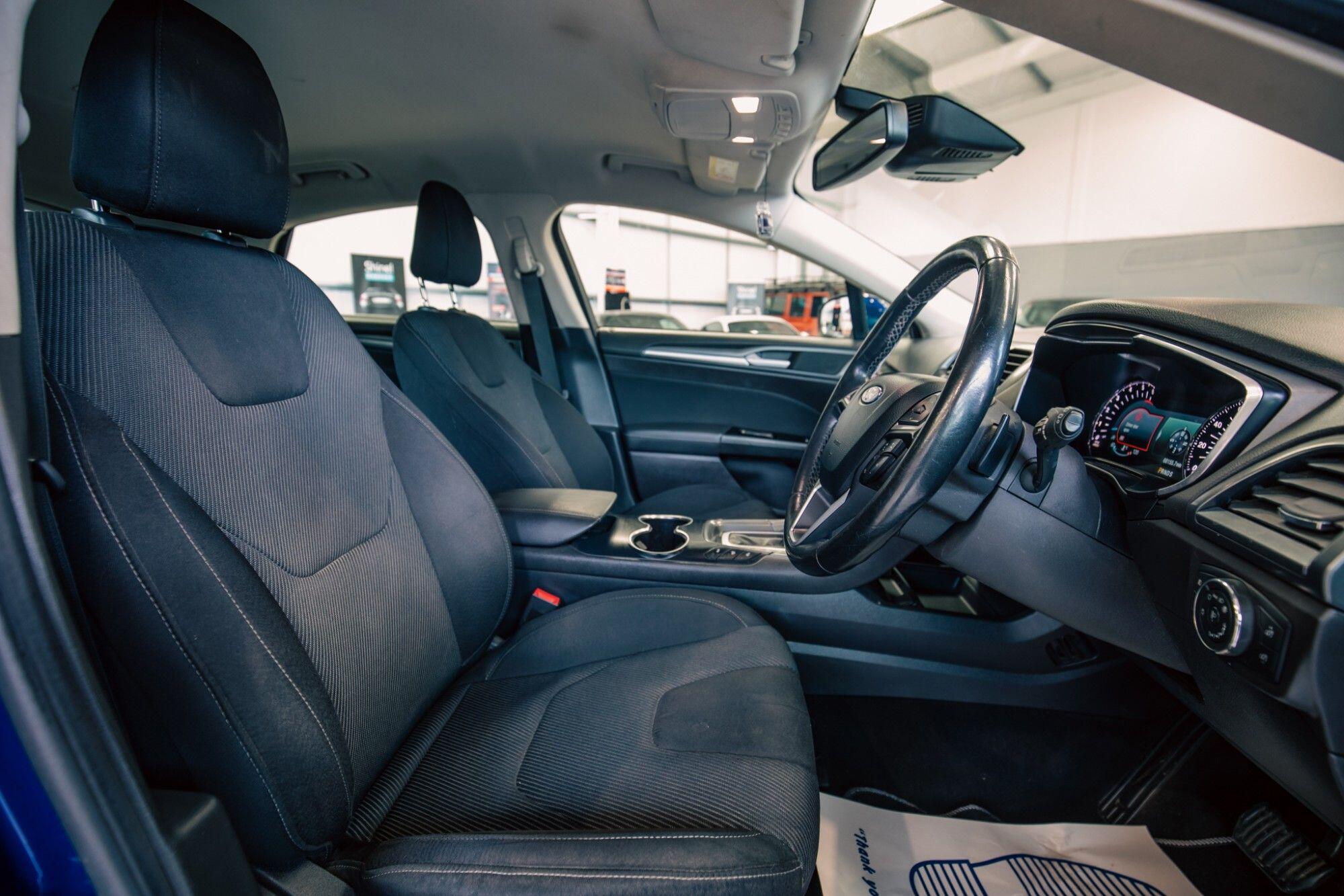 Ford Mondeo view 3