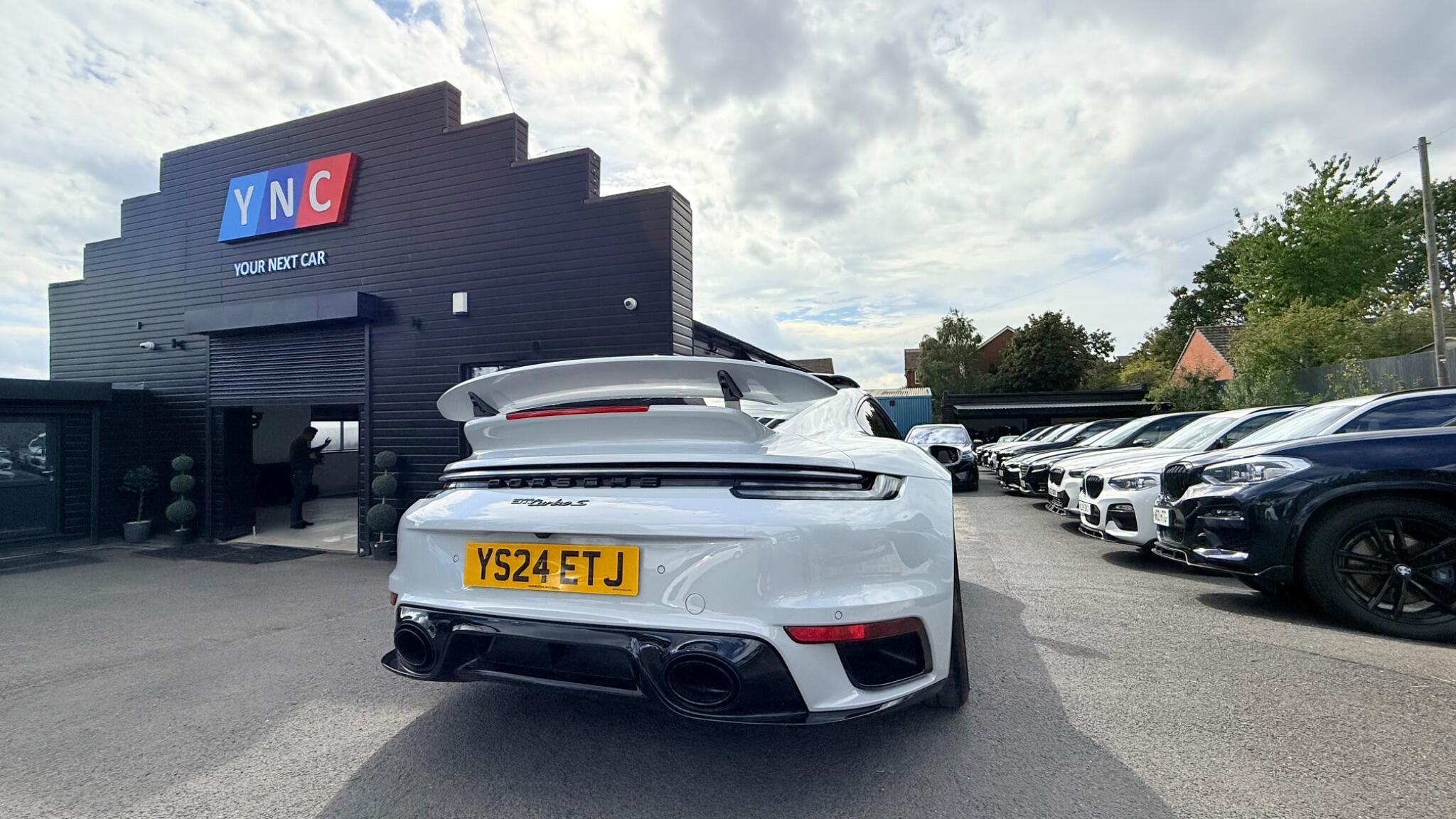 Porsche 911 view 8