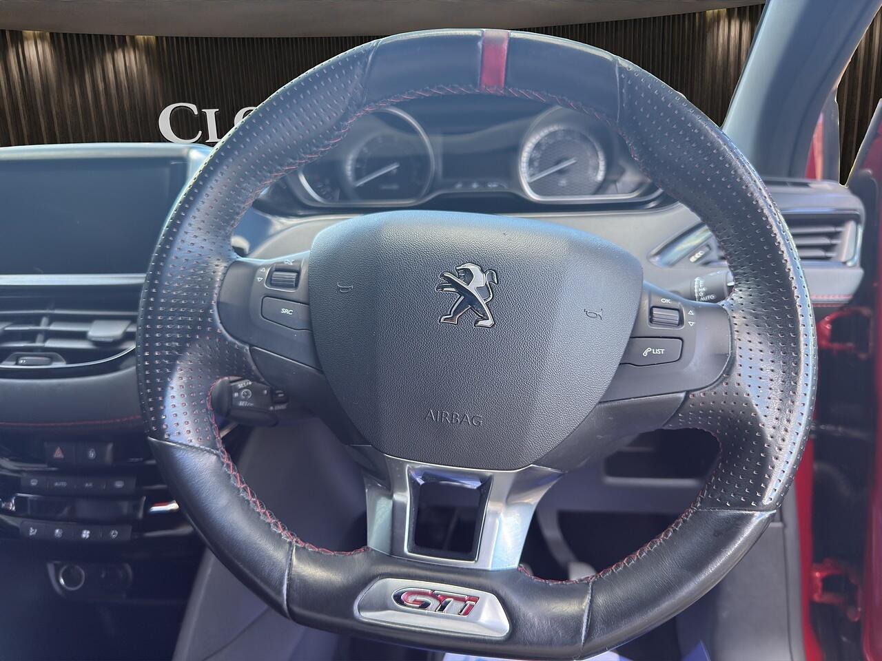 Peugeot 208 view 13