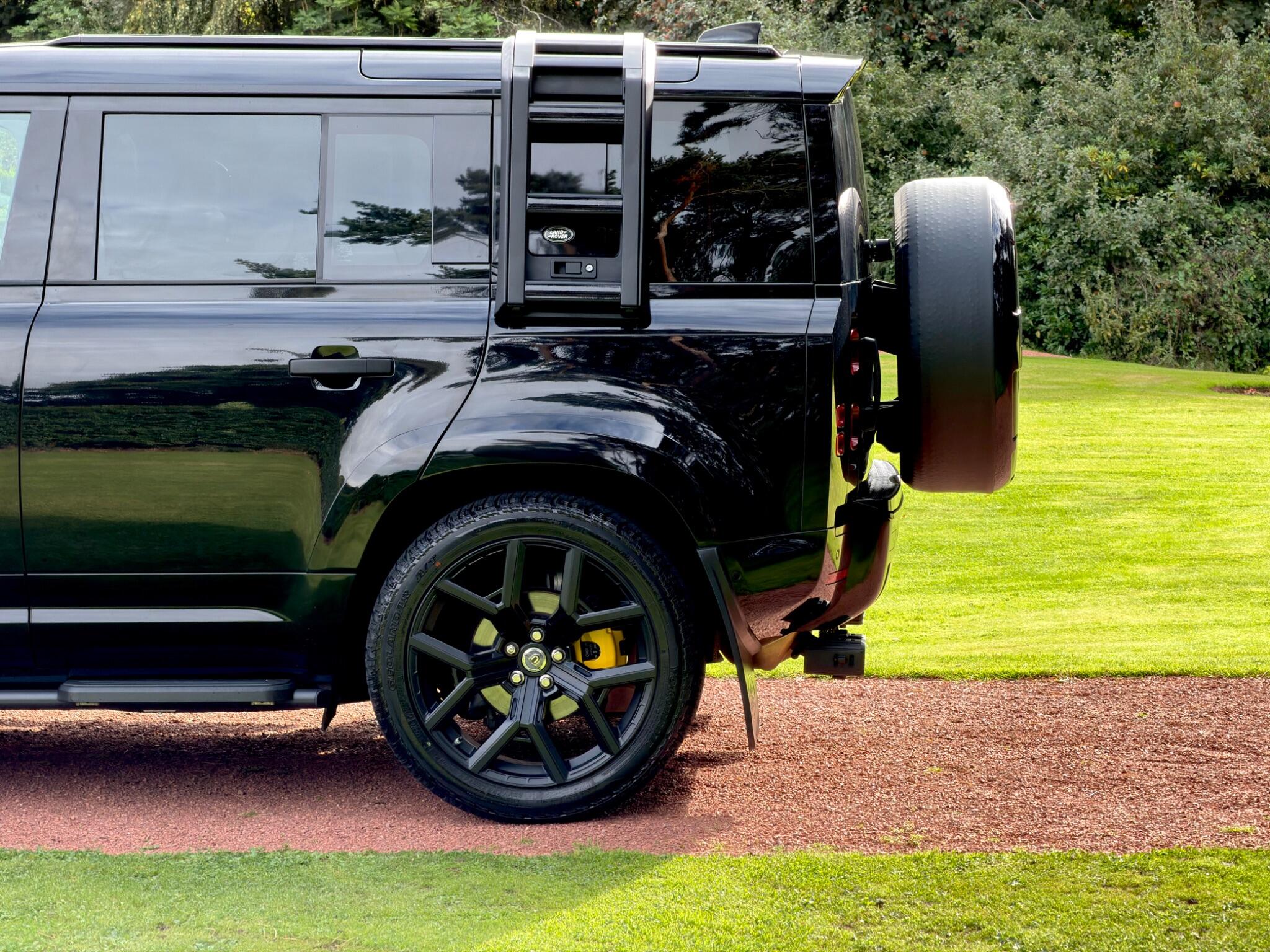 Land Rover Defender 110 view 36