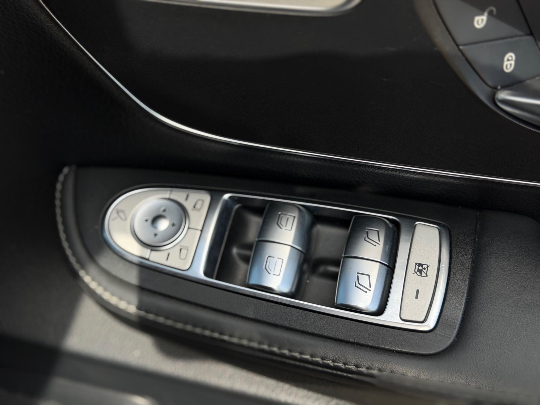 Mercedes-Benz V-Class view 32