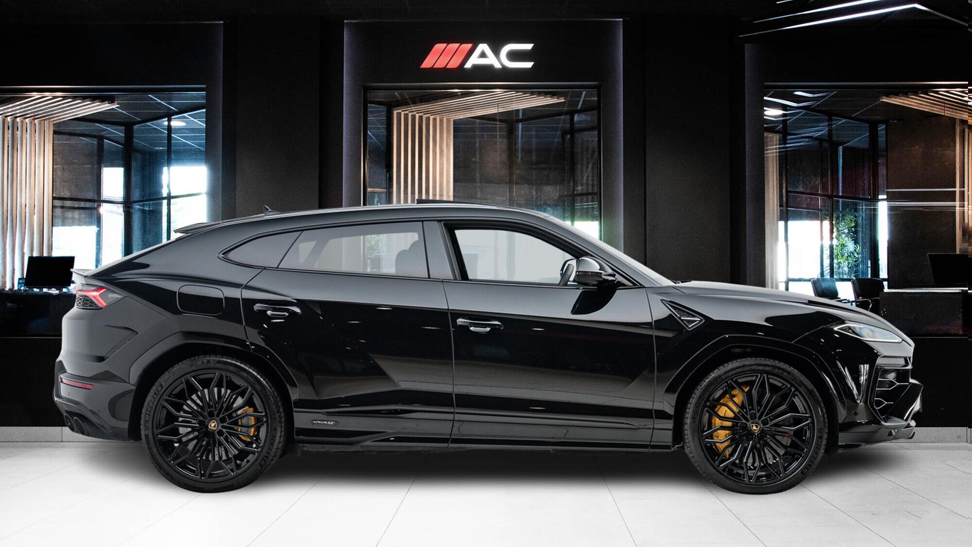 Lamborghini Urus view 3
