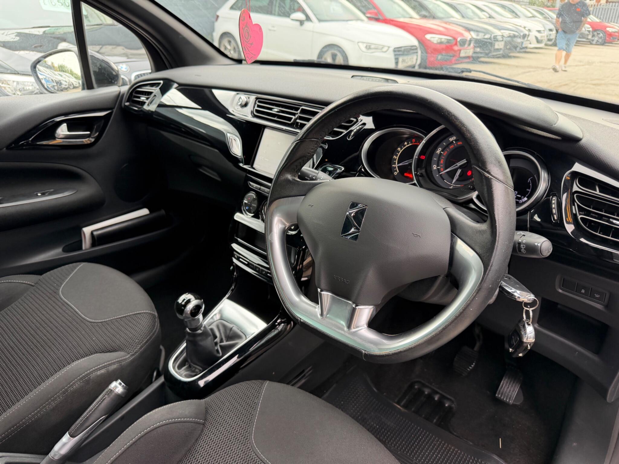 DS Automobiles DS 3 view 10