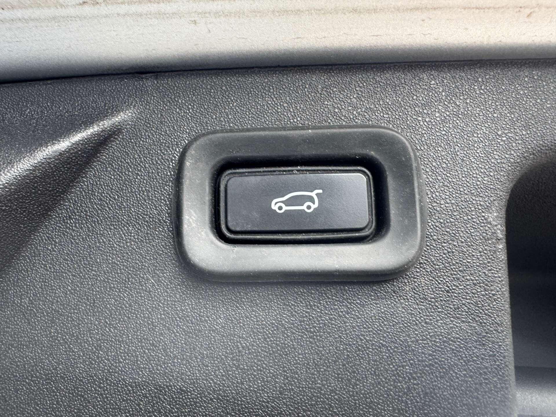 Land Rover Discovery Sport view 22