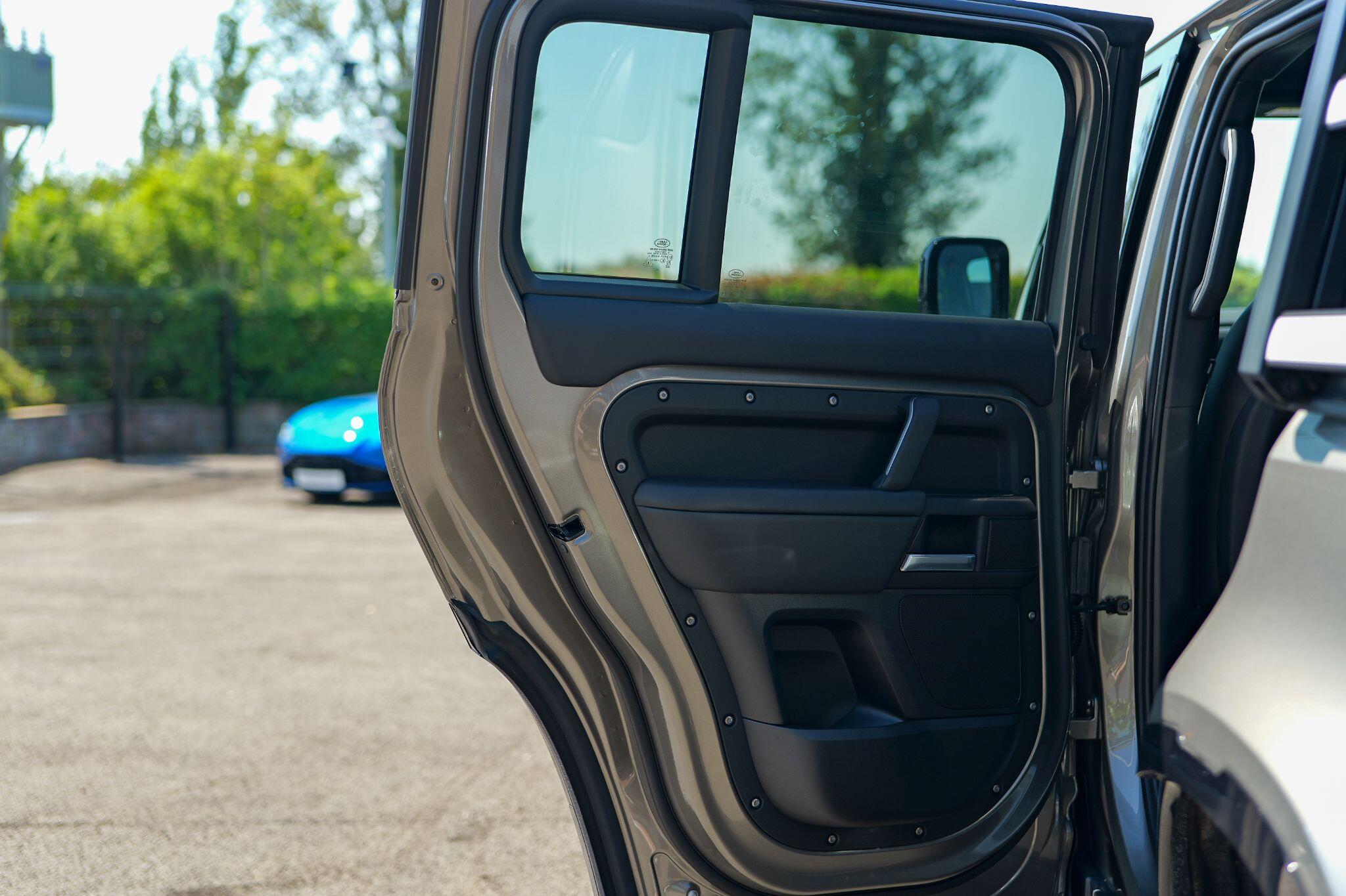 Land Rover Defender 110 view 30