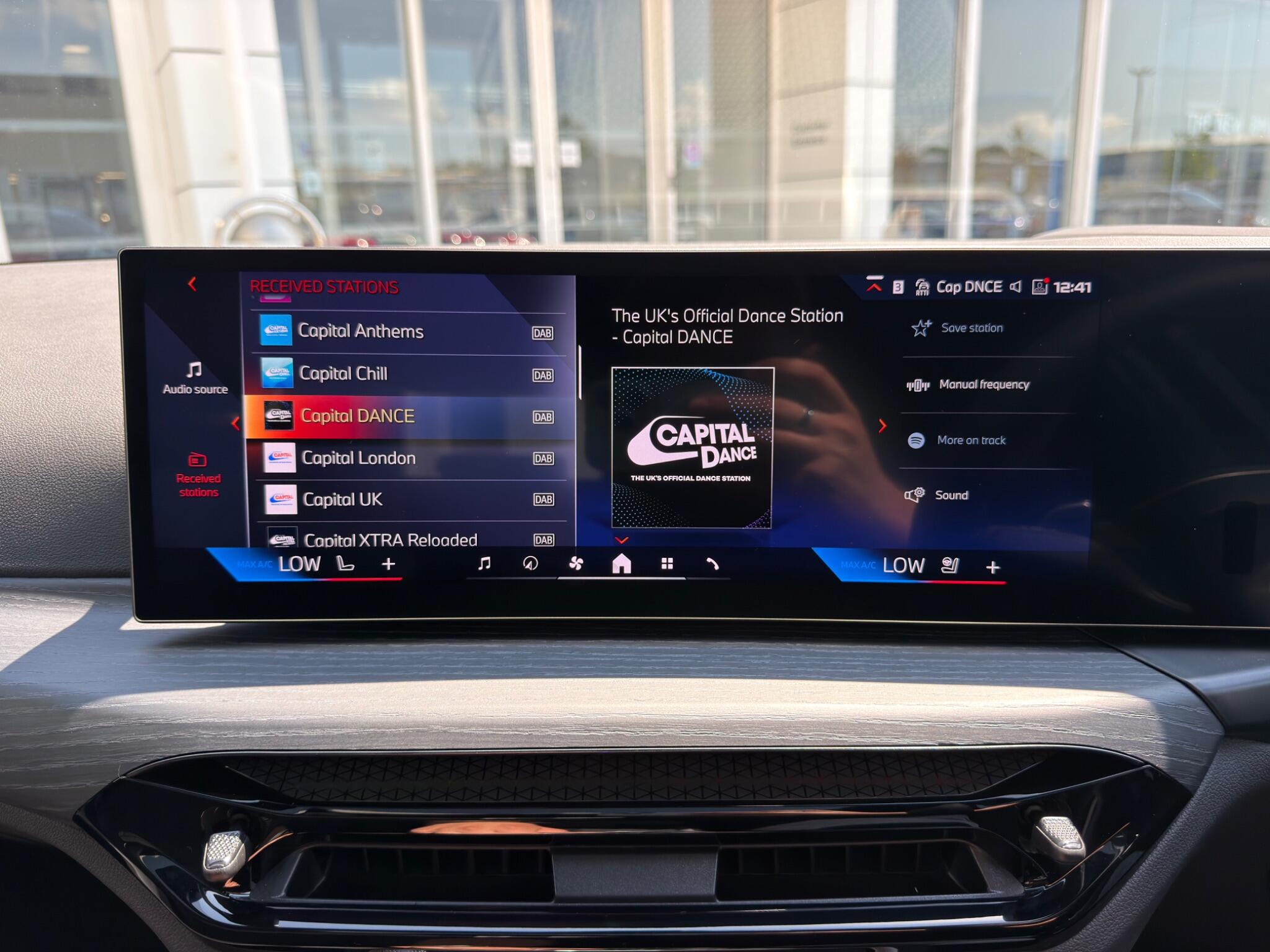 BMW 3 Series view 24
