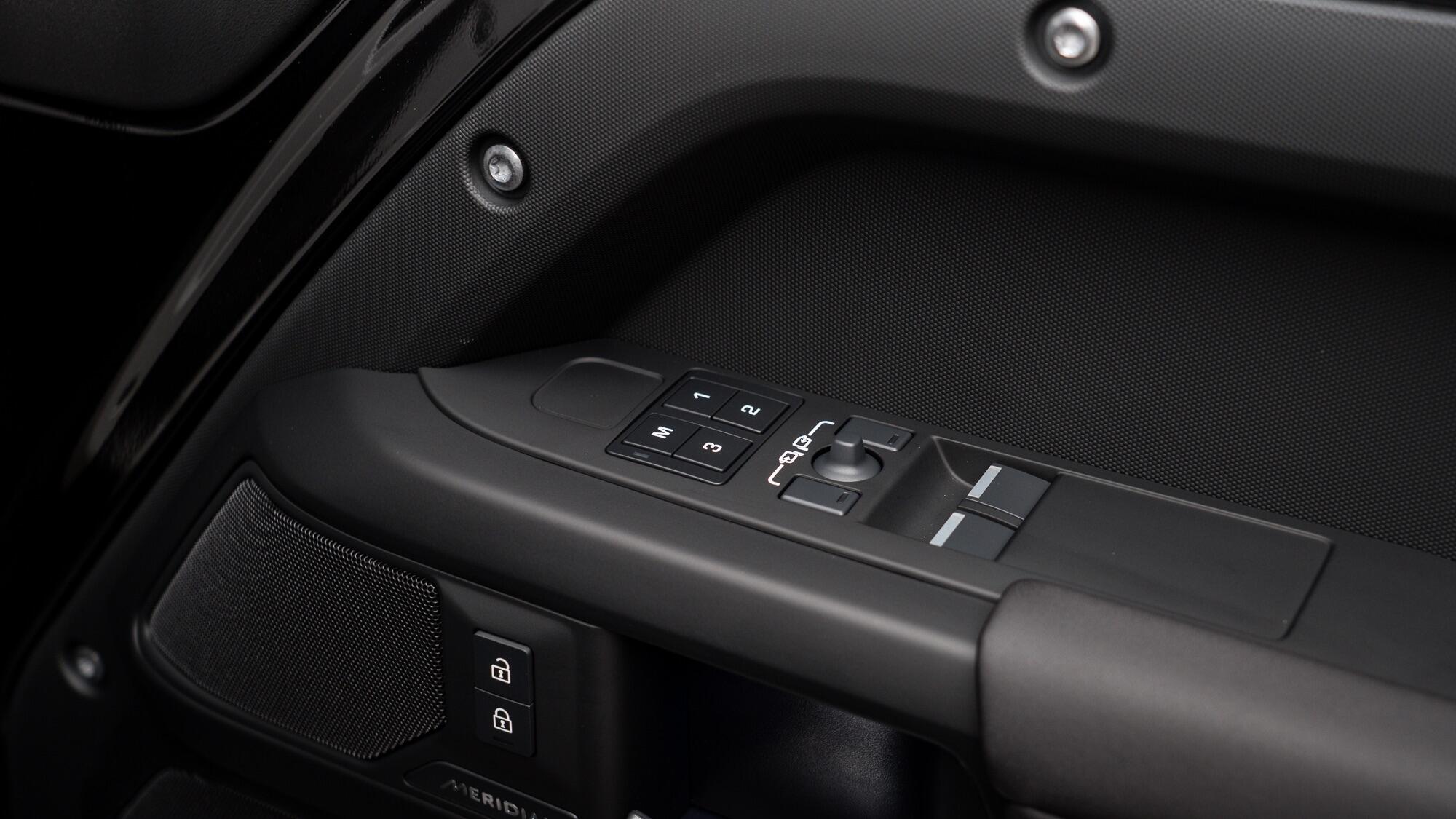 Land Rover Defender view 38