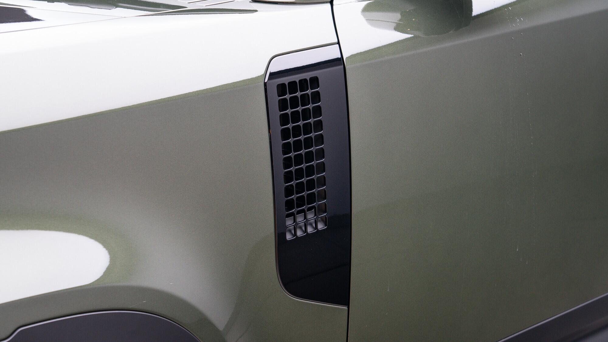 Land Rover Defender view 32