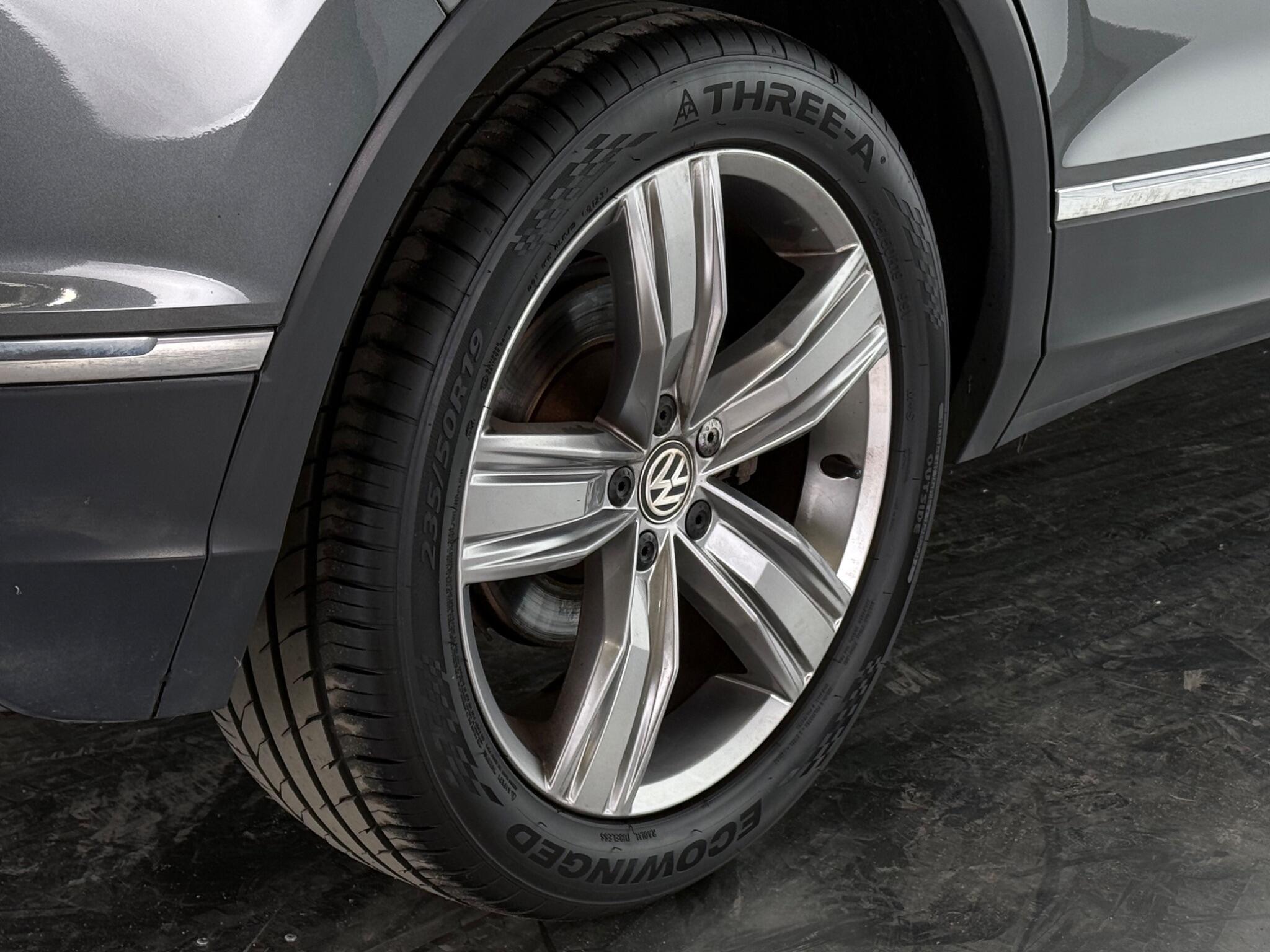 Volkswagen Tiguan view 9