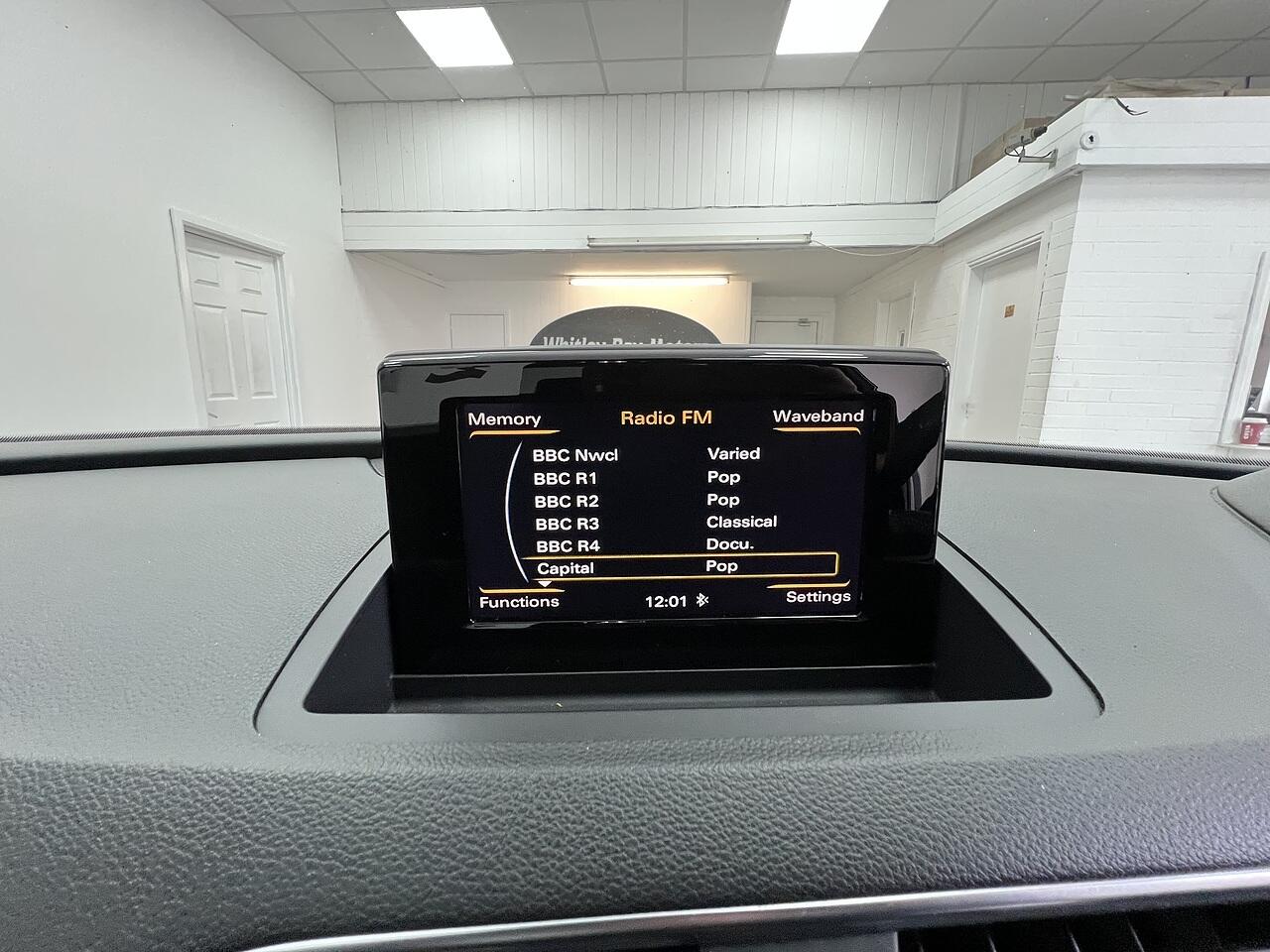 Audi Q3 view 11