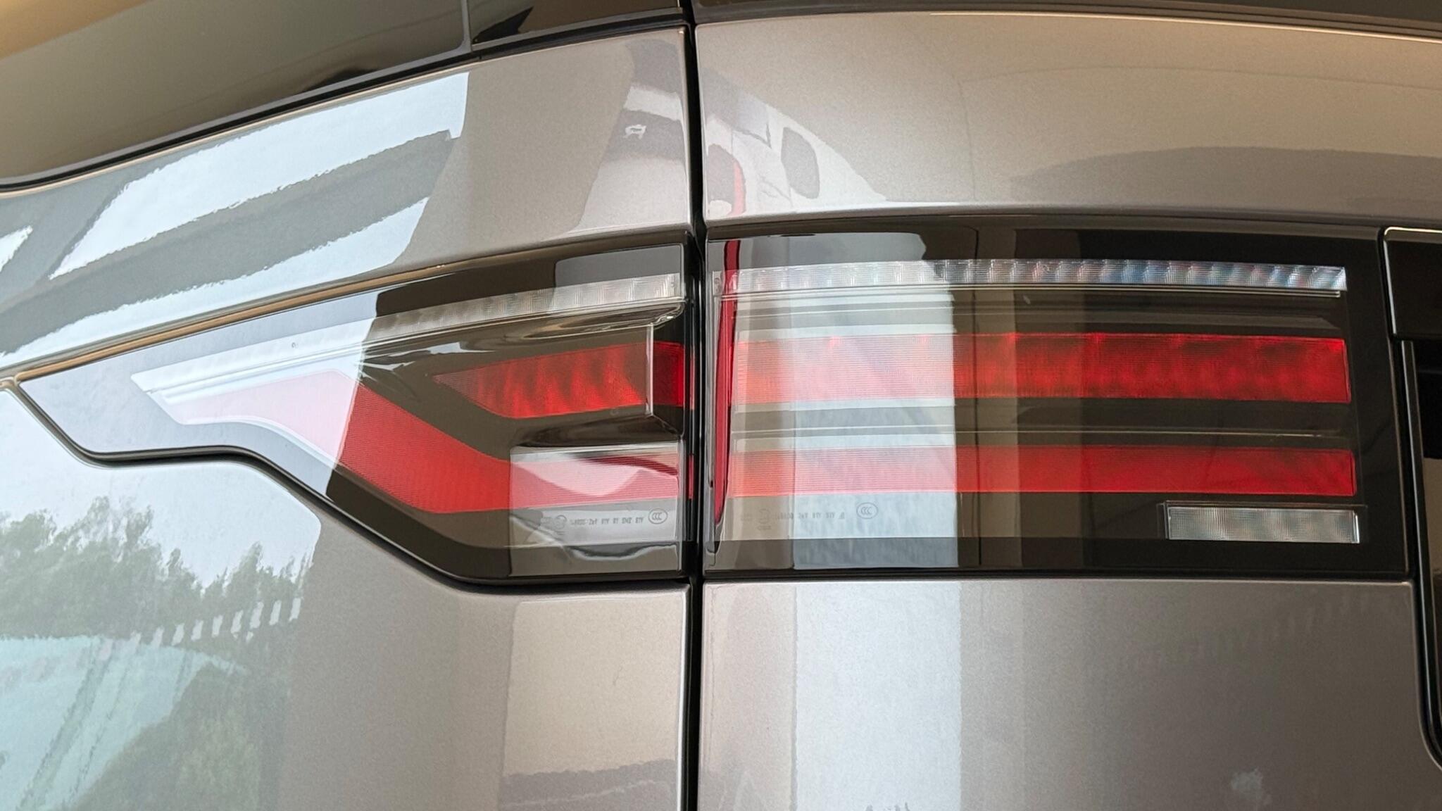 Land Rover Discovery view 34