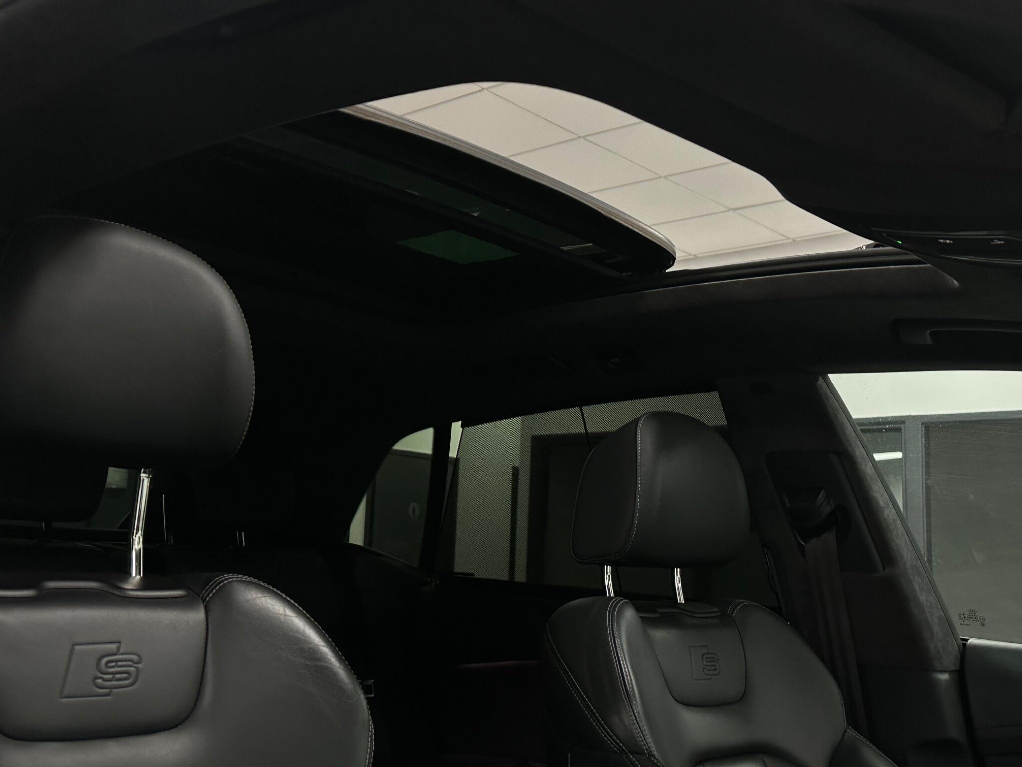 Audi Q8 view 24