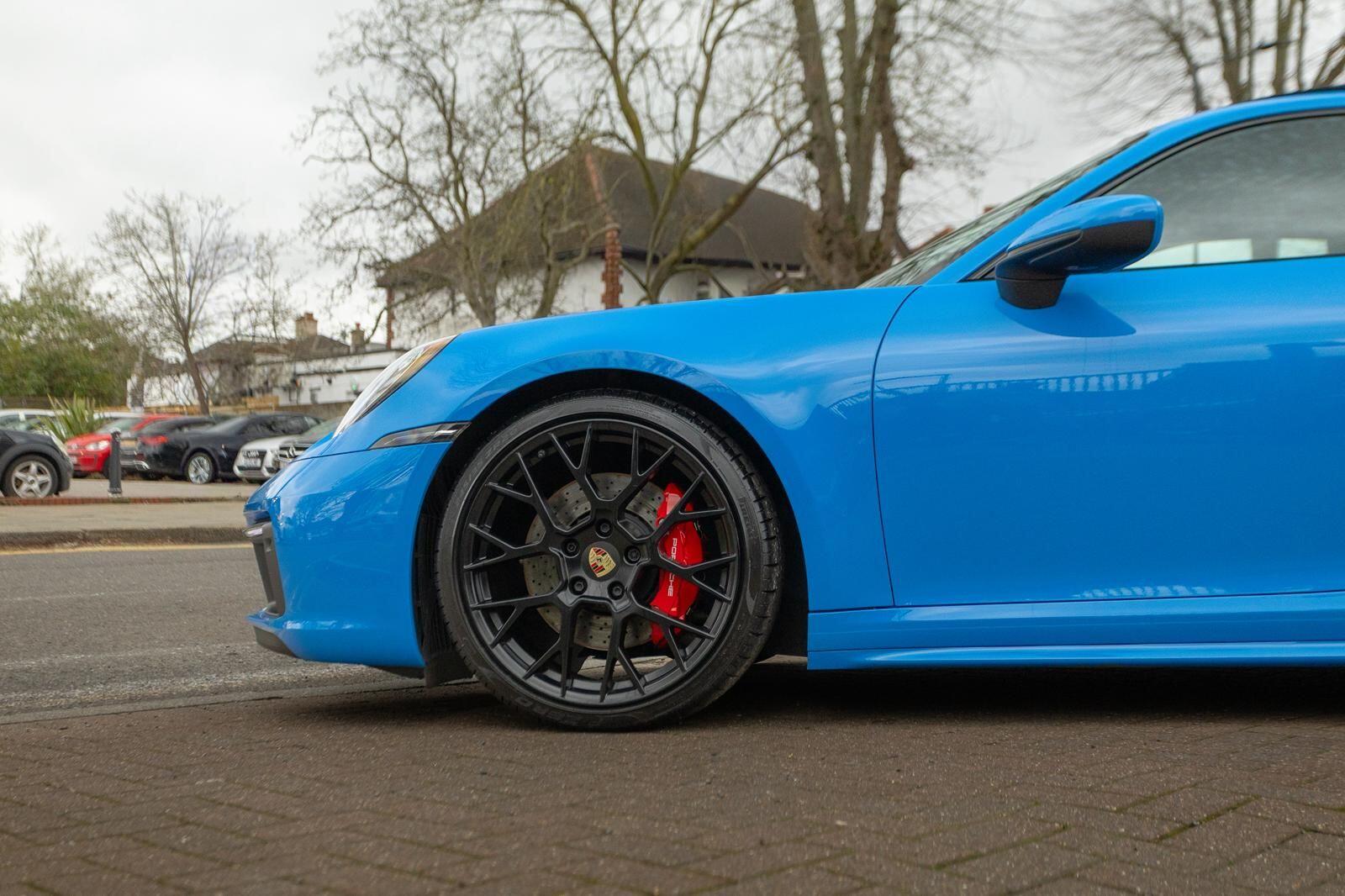 Porsche 911 view 17