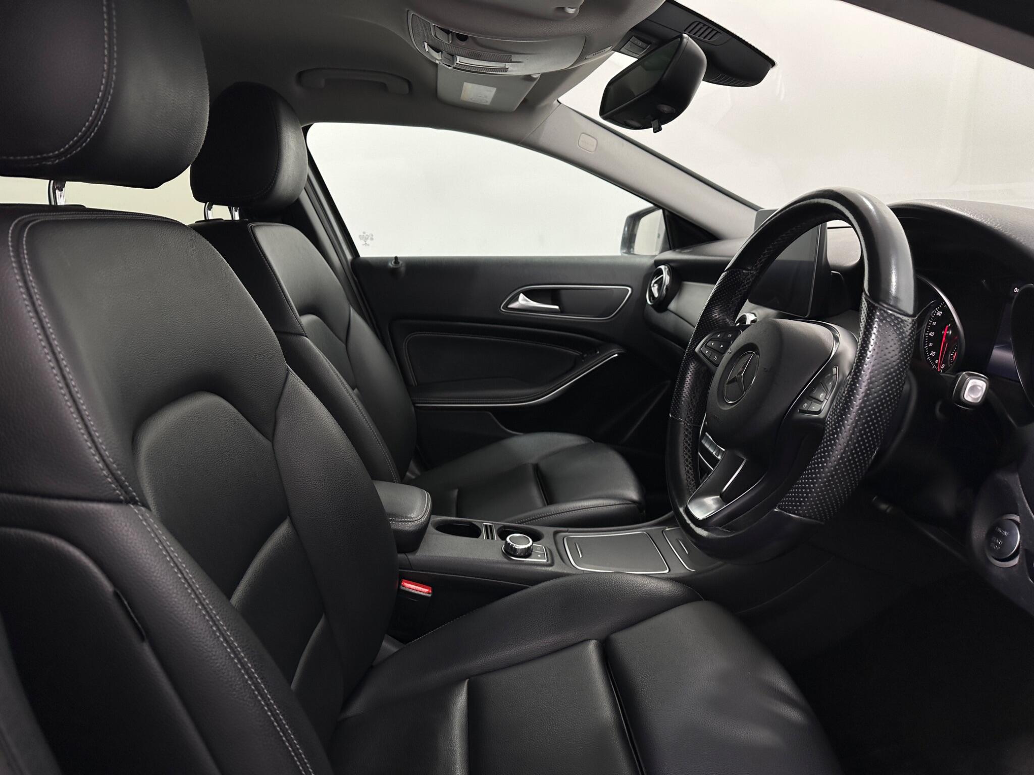 Mercedes-Benz Gla view 33