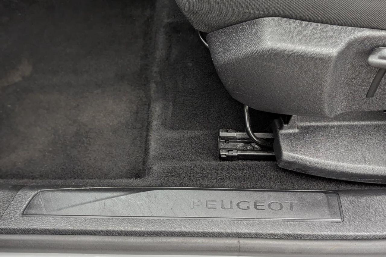 Peugeot 5008 view 34